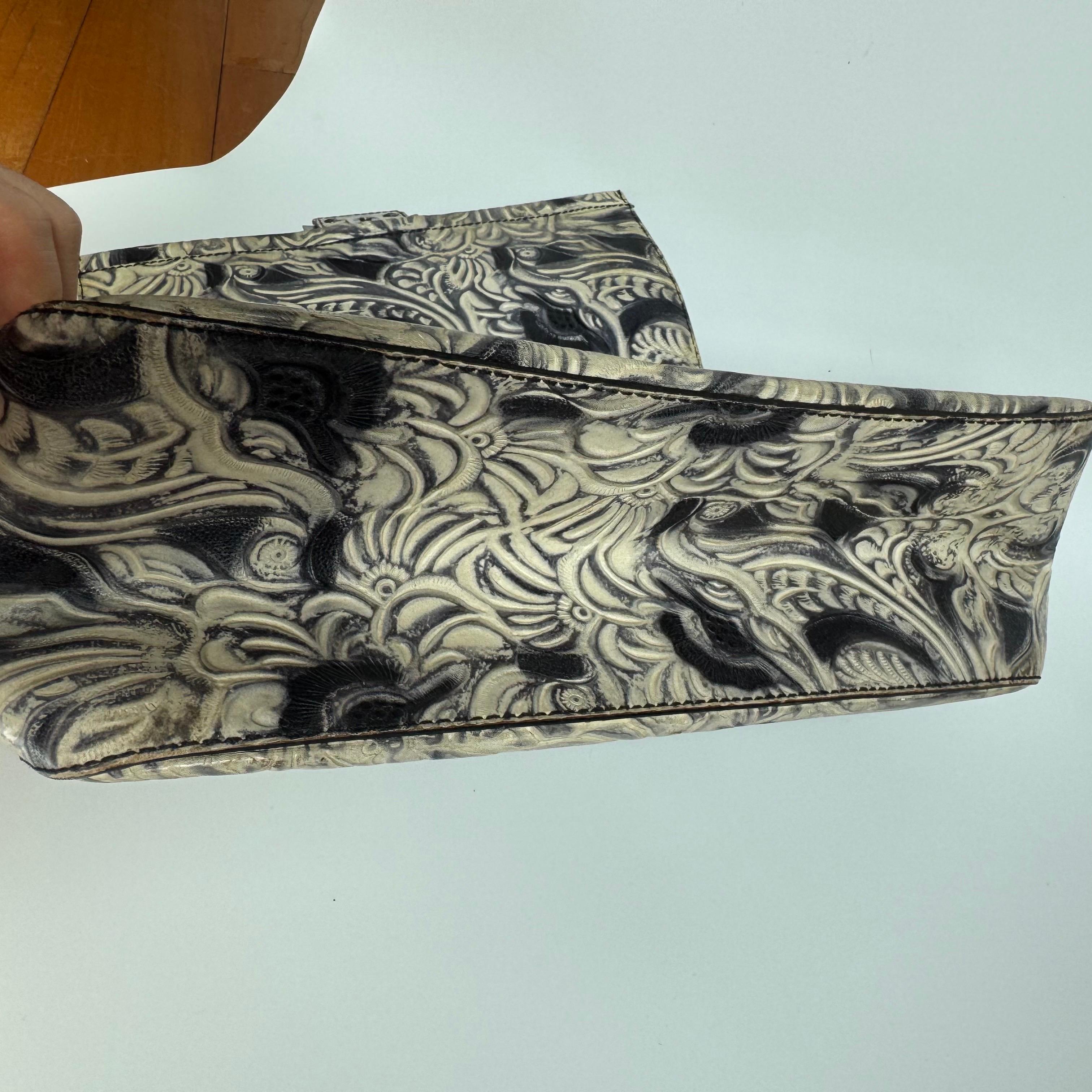 Fendi Mamma Baguette Borsa a tracolla blu bianca con fiori in rilievo in vendita 15