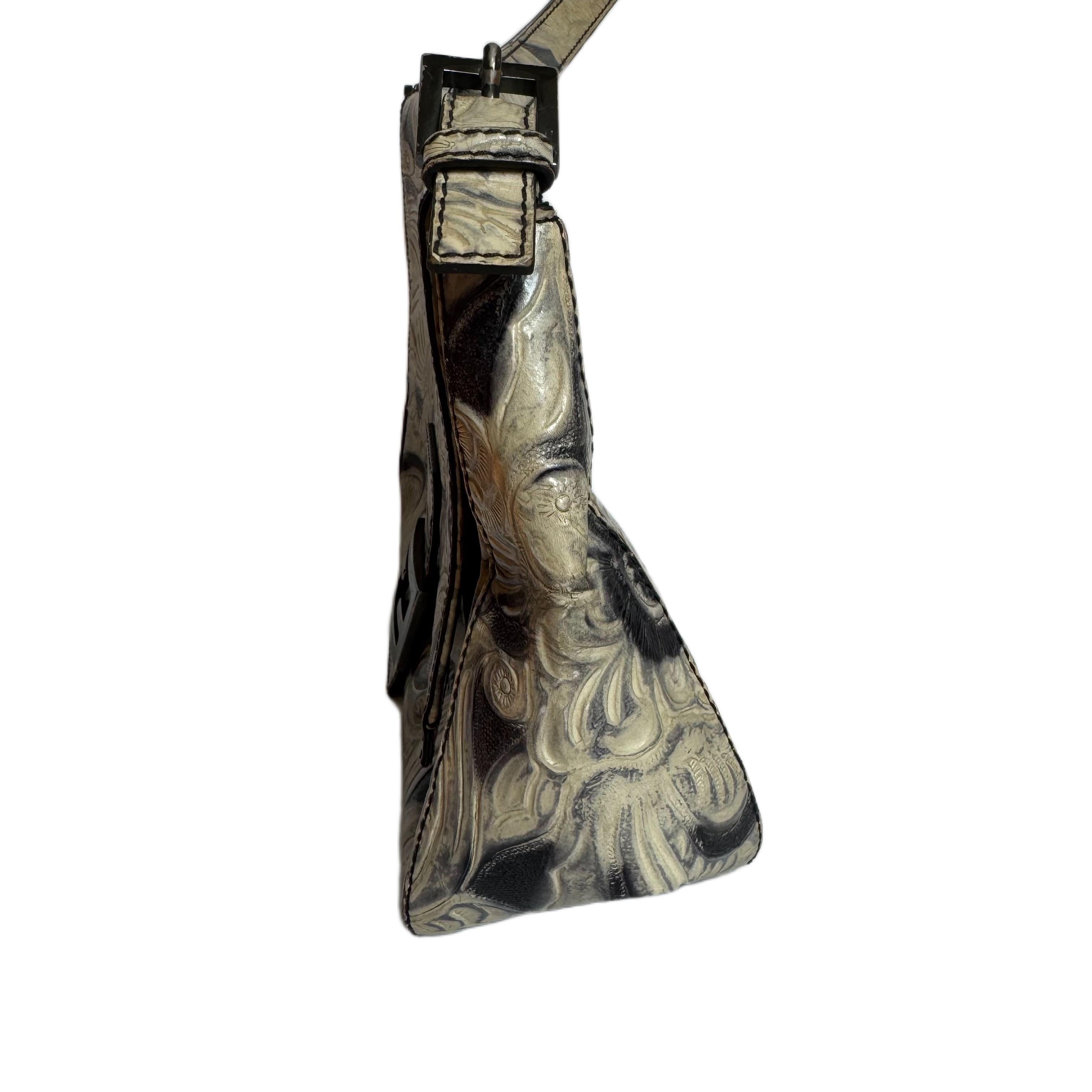 Fendi Mamma Baguette Borsa a tracolla blu bianca con fiori in rilievo In condizioni discrete in vendita a AUBERVILLIERS, FR