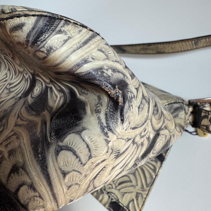 Fendi Mamma Baguette Borsa a tracolla blu bianca con fiori in rilievo in vendita 1