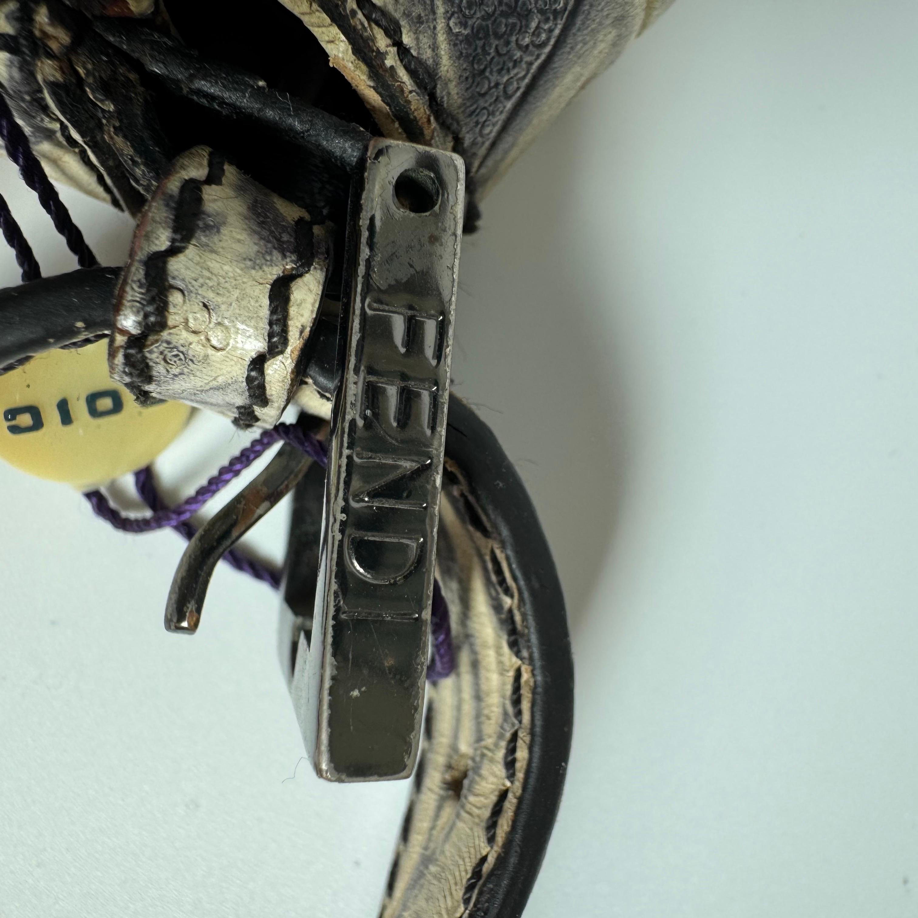 Fendi Mamma Baguette Borsa a tracolla blu bianca con fiori in rilievo in vendita 1