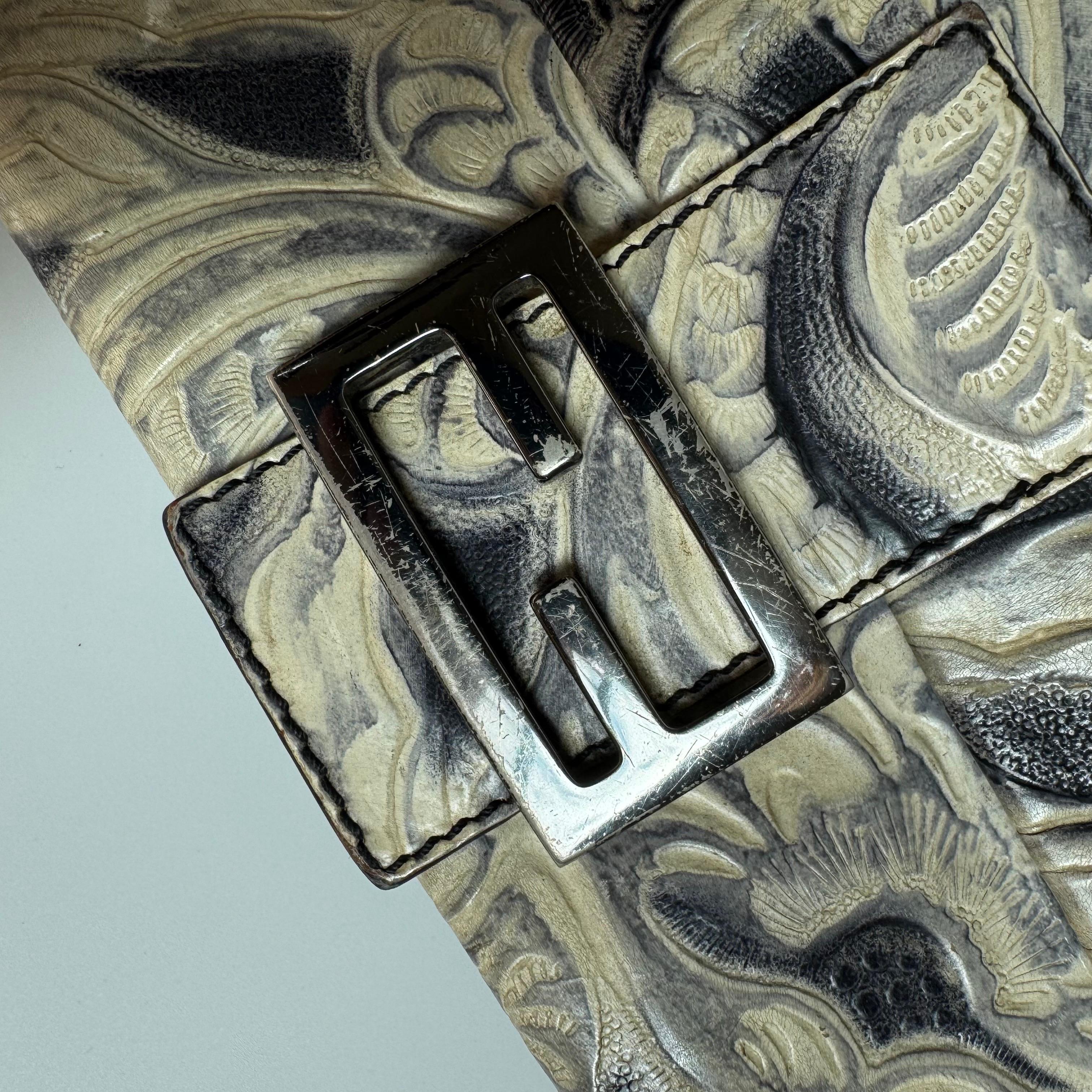 Fendi Mamma Baguette Borsa a tracolla blu bianca con fiori in rilievo in vendita 3