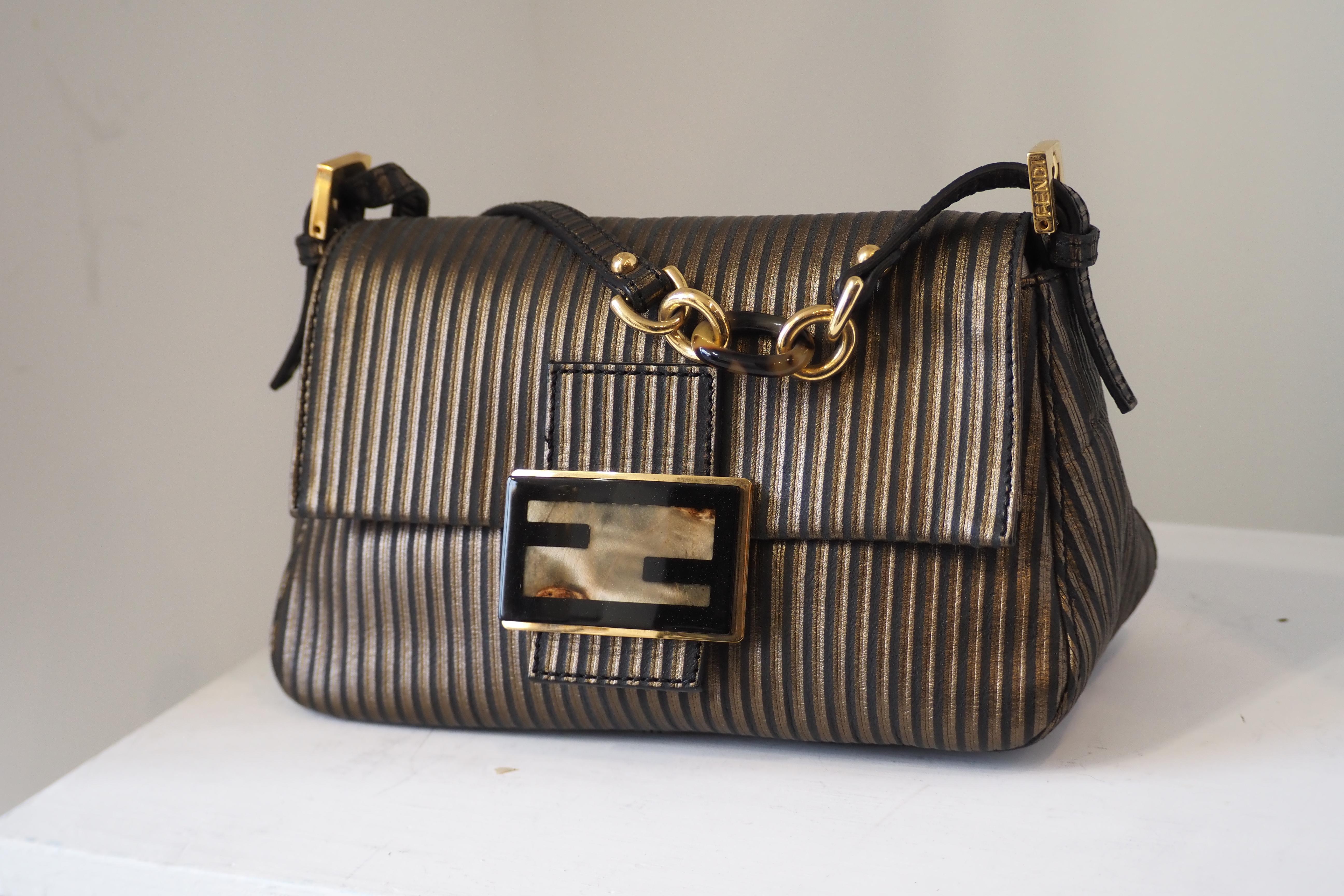 Fendi mamma baguette brown and gold handle bag In Excellent Condition For Sale In Capri, IT