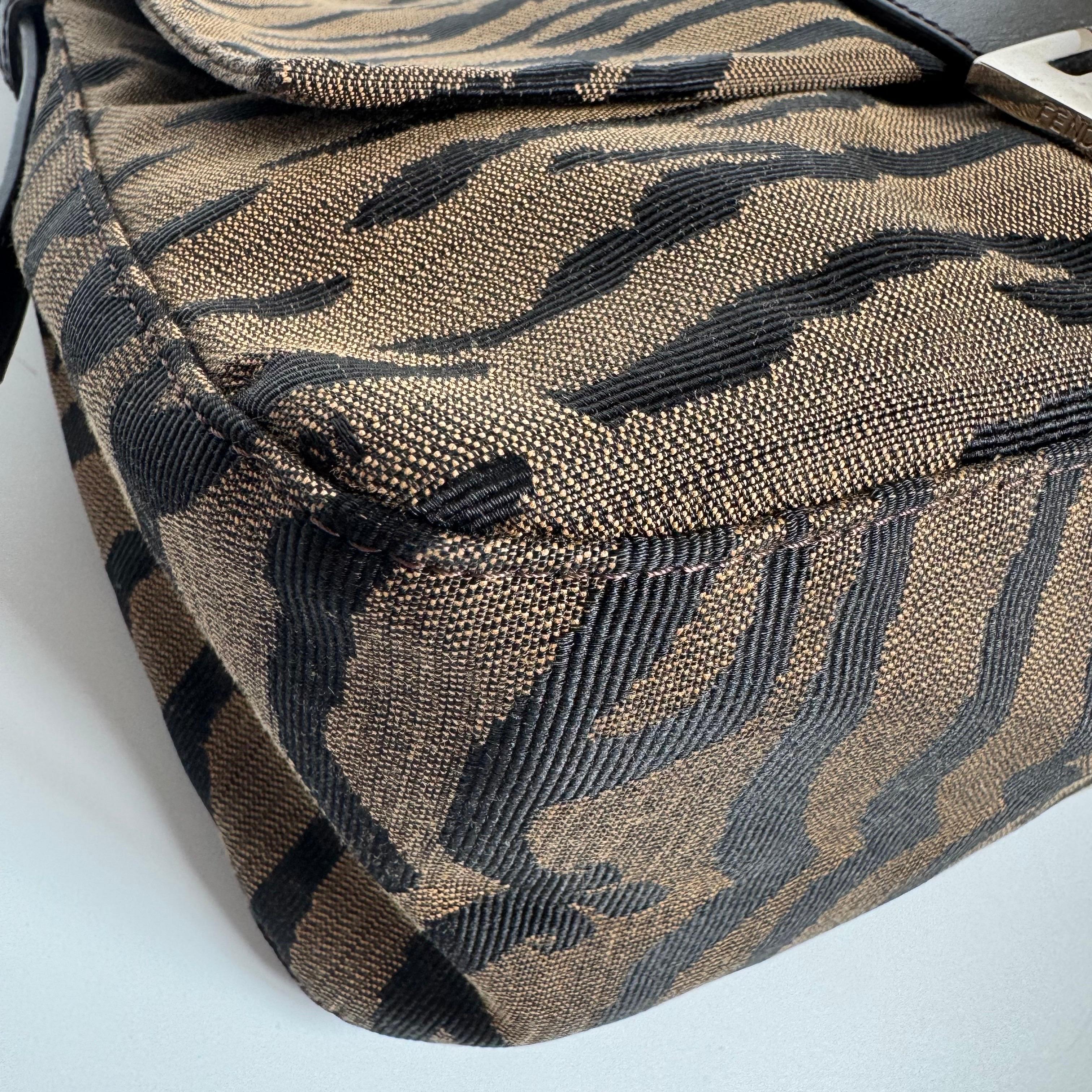 Fendi Mamma Baguette Sac à bandoulière en toile zébrée marron en vente 5