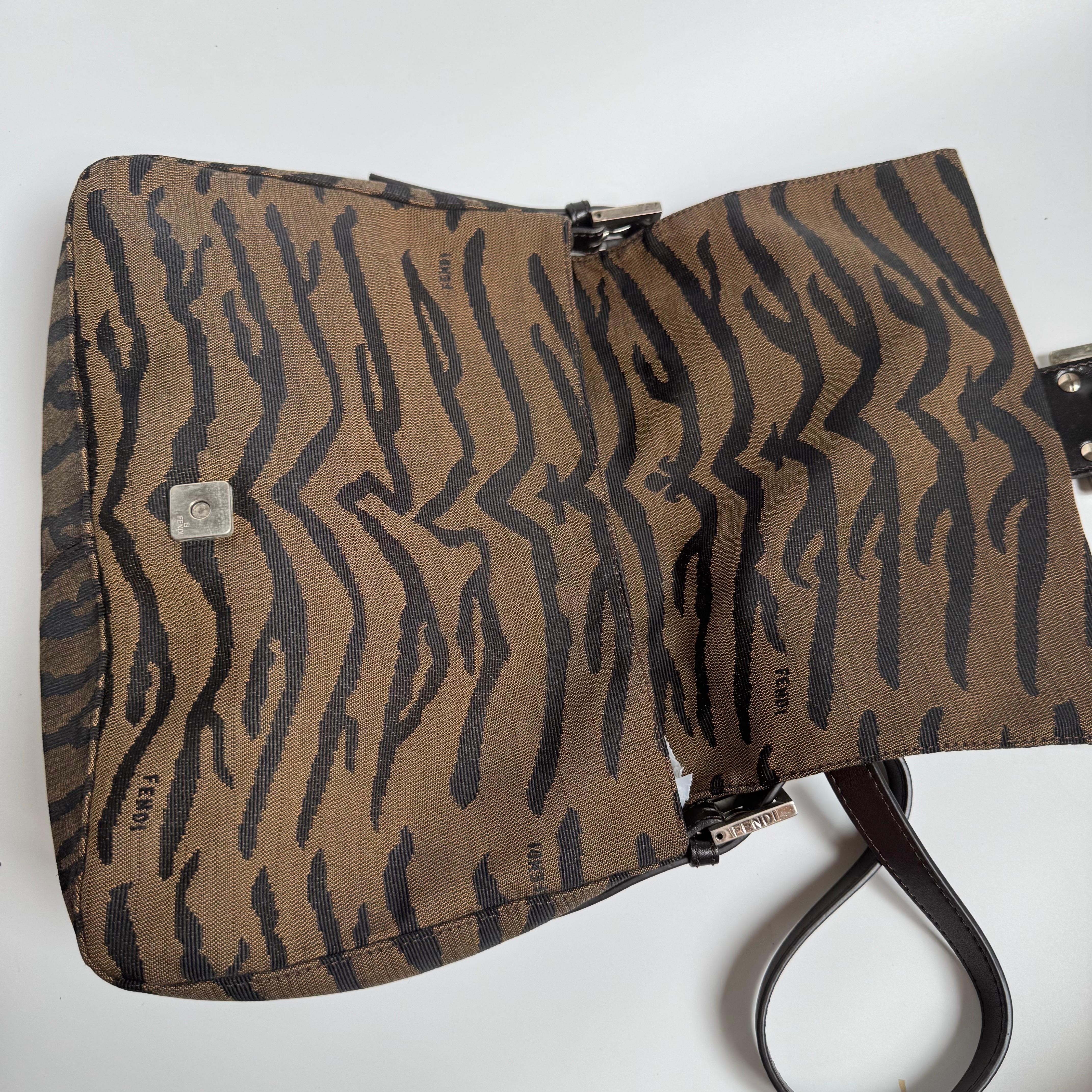 Fendi Mamma Baguette Sac à bandoulière en toile zébrée marron en vente 6