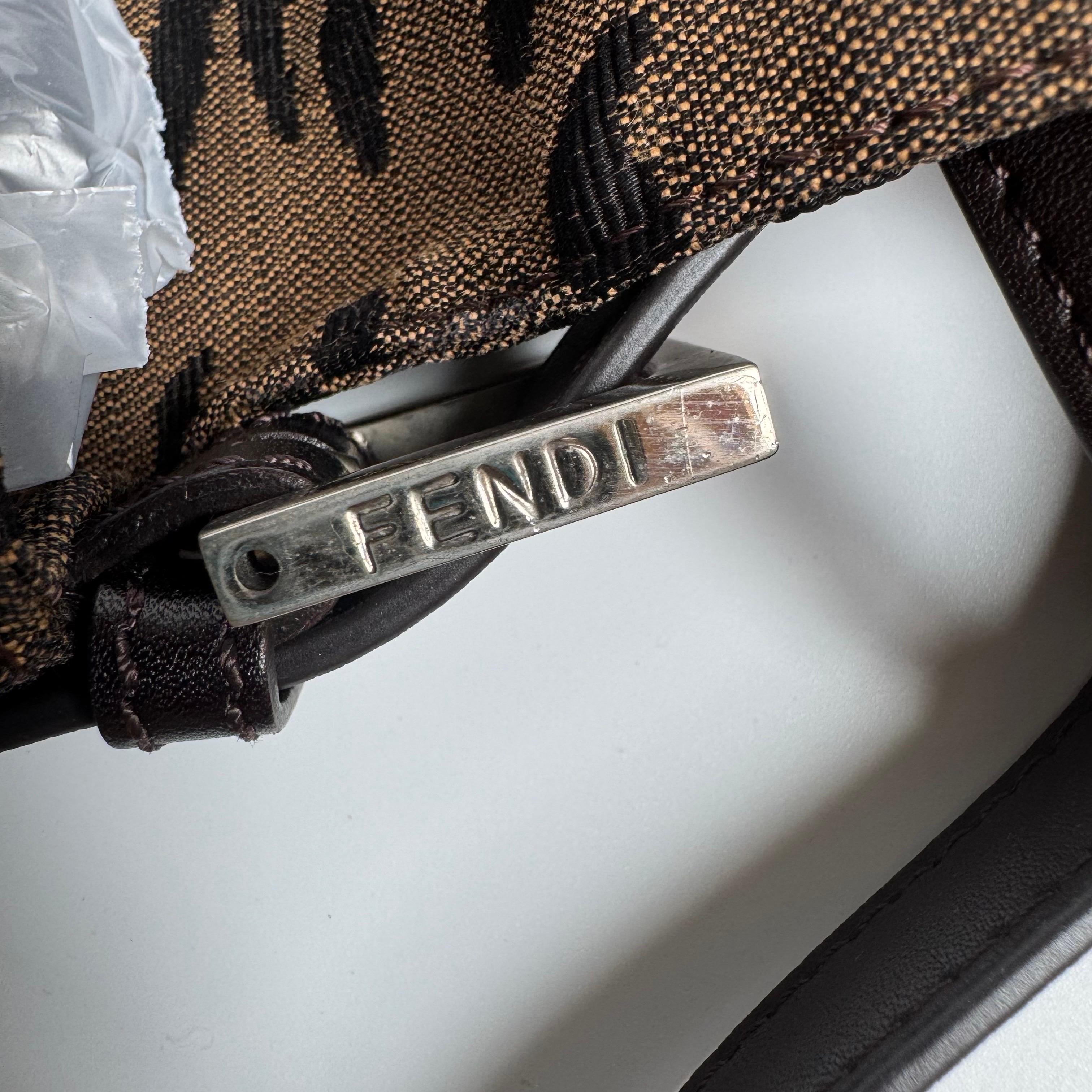 Fendi Mamma Baguette Sac à bandoulière en toile zébrée marron en vente 8