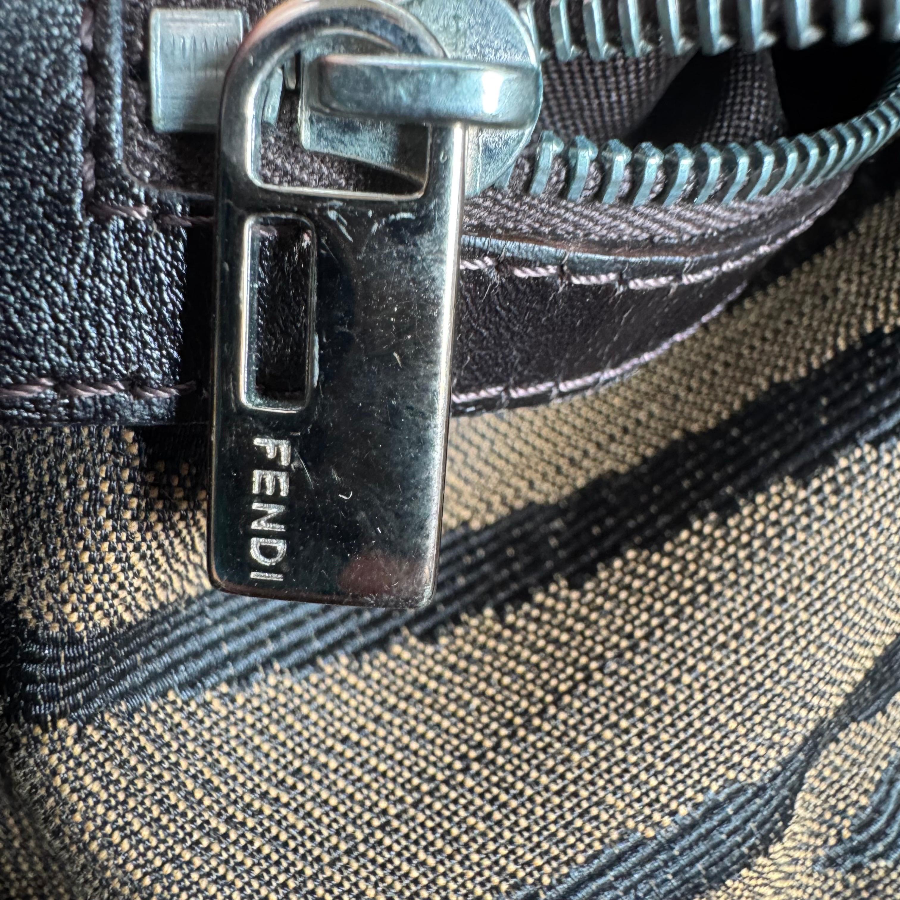 Fendi Mamma Baguette Sac à bandoulière en toile zébrée marron en vente 10