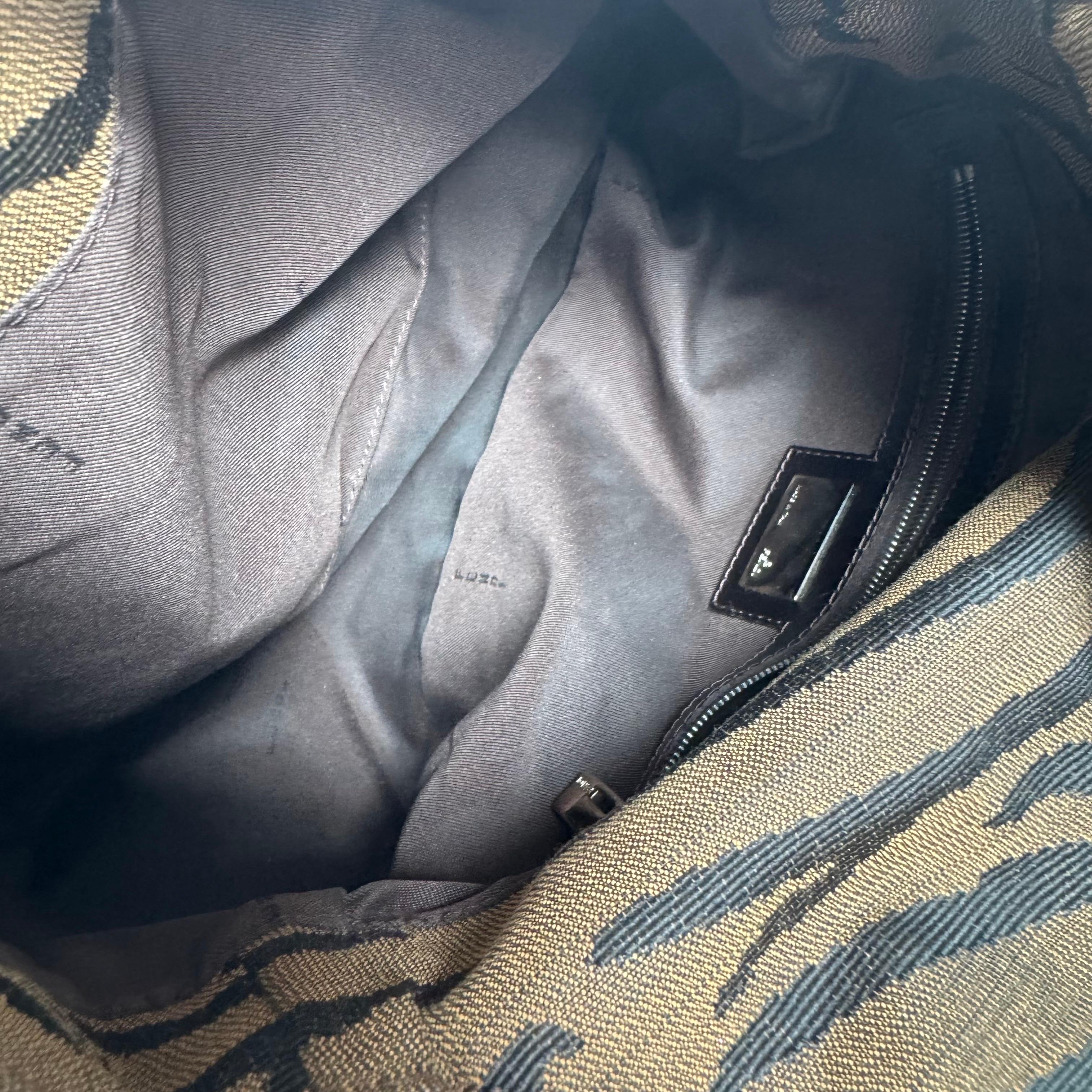 Fendi Mamma Baguette Sac à bandoulière en toile zébrée marron en vente 12