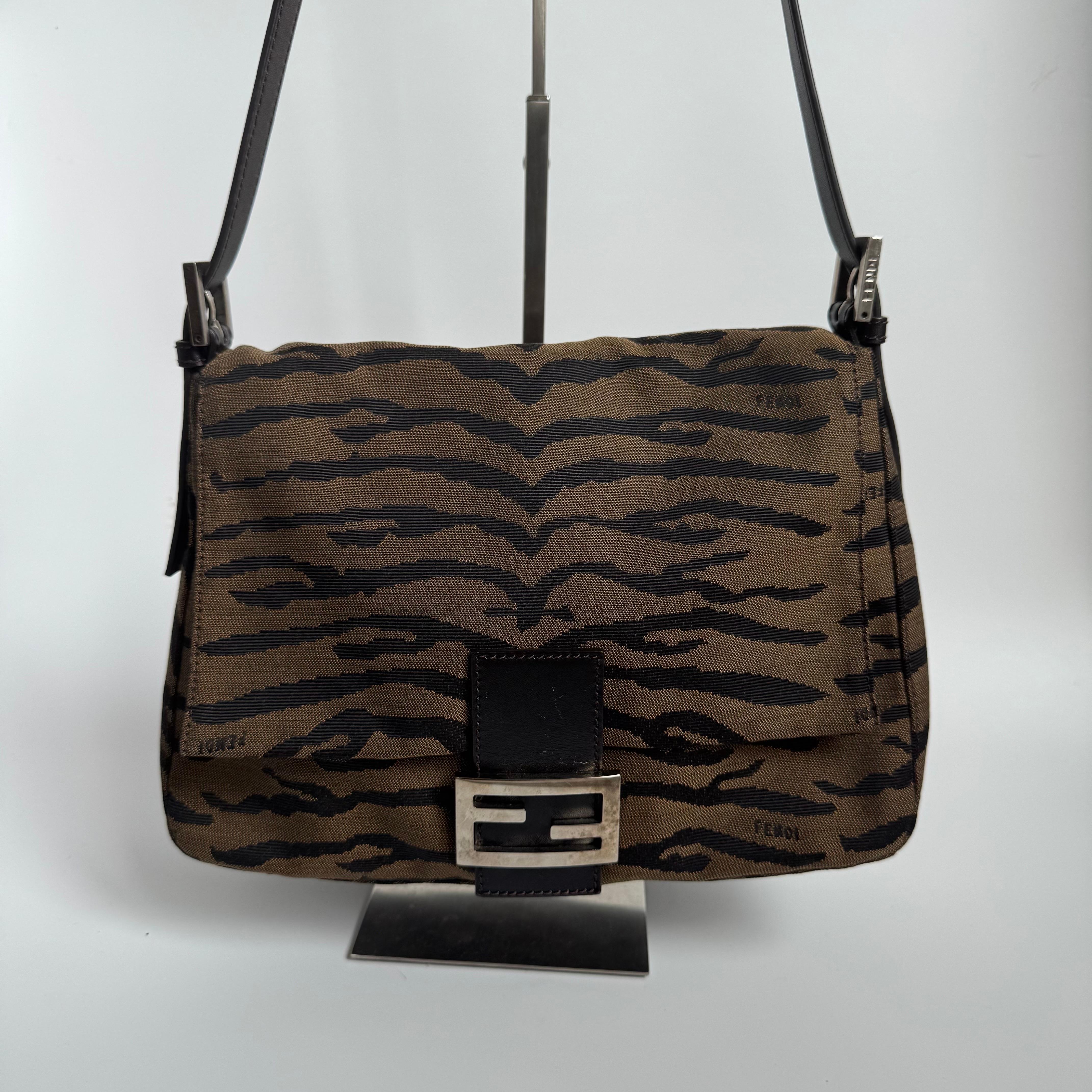Condit : Très bon état vintage avec un léger sens d'utilisation. Le matériel présente des rayures. 

DÉTAILS

Modèle : Fendi Baguette

Taille : Large

Dimensions : Largeur : 29cm, Hauteur : 23cm, Profondeur : 6cm : Largeur : 29cm, Hauteur : 23cm,