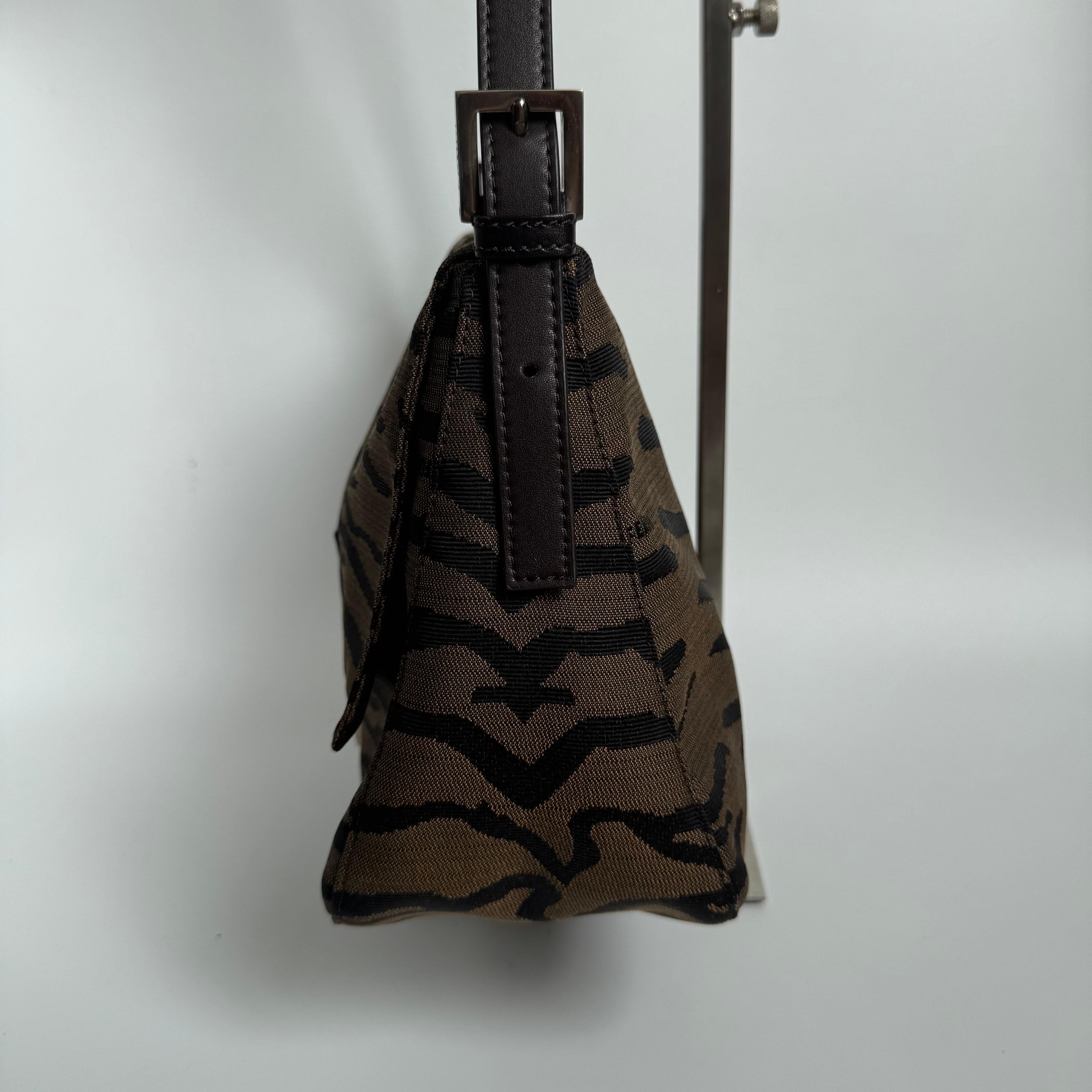 Noir Fendi Mamma Baguette Sac à bandoulière en toile zébrée marron en vente