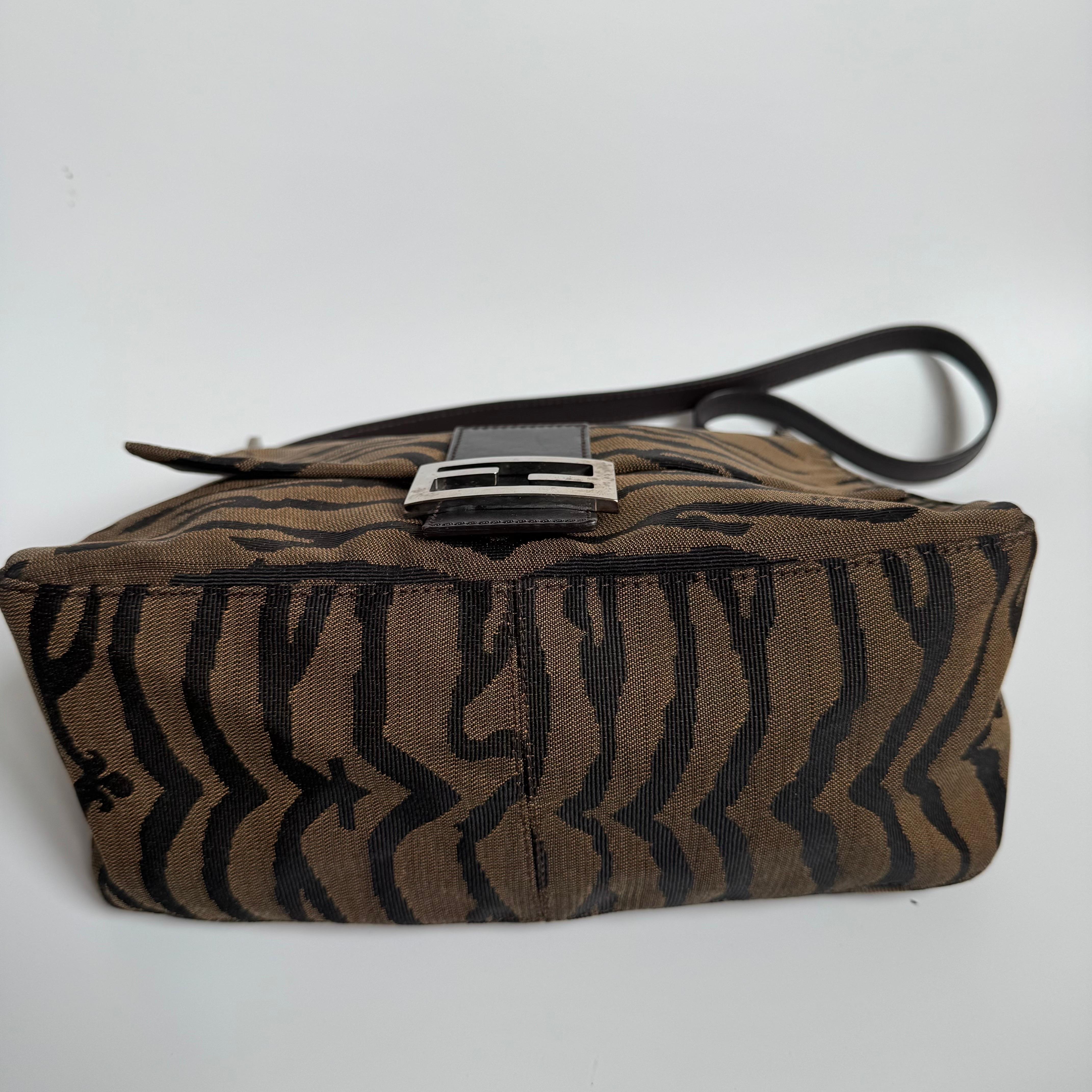 Fendi Mamma Baguette Sac à bandoulière en toile zébrée marron Bon état - En vente à AUBERVILLIERS, FR