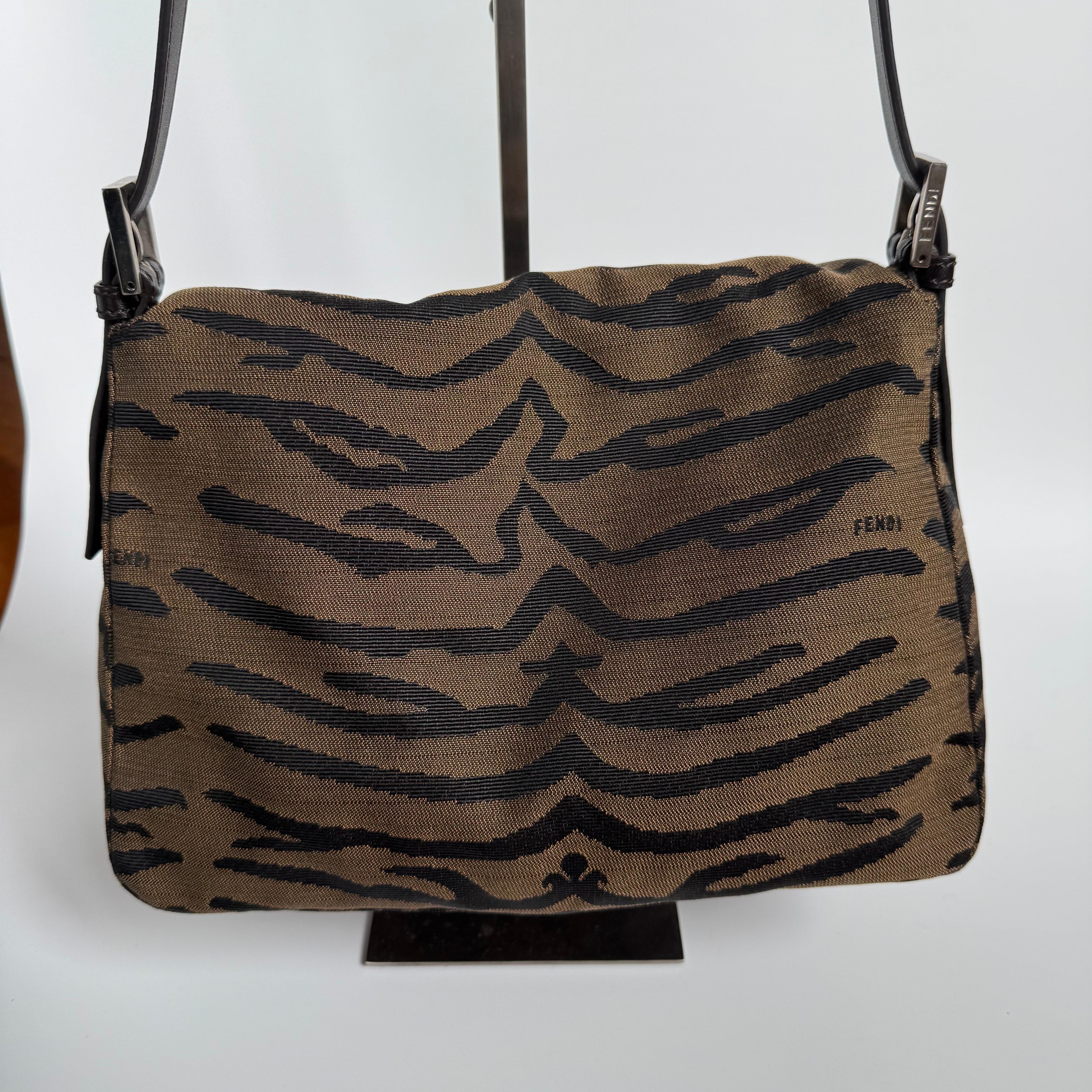 Fendi Mamma Baguette Sac à bandoulière en toile zébrée marron Pour femmes en vente