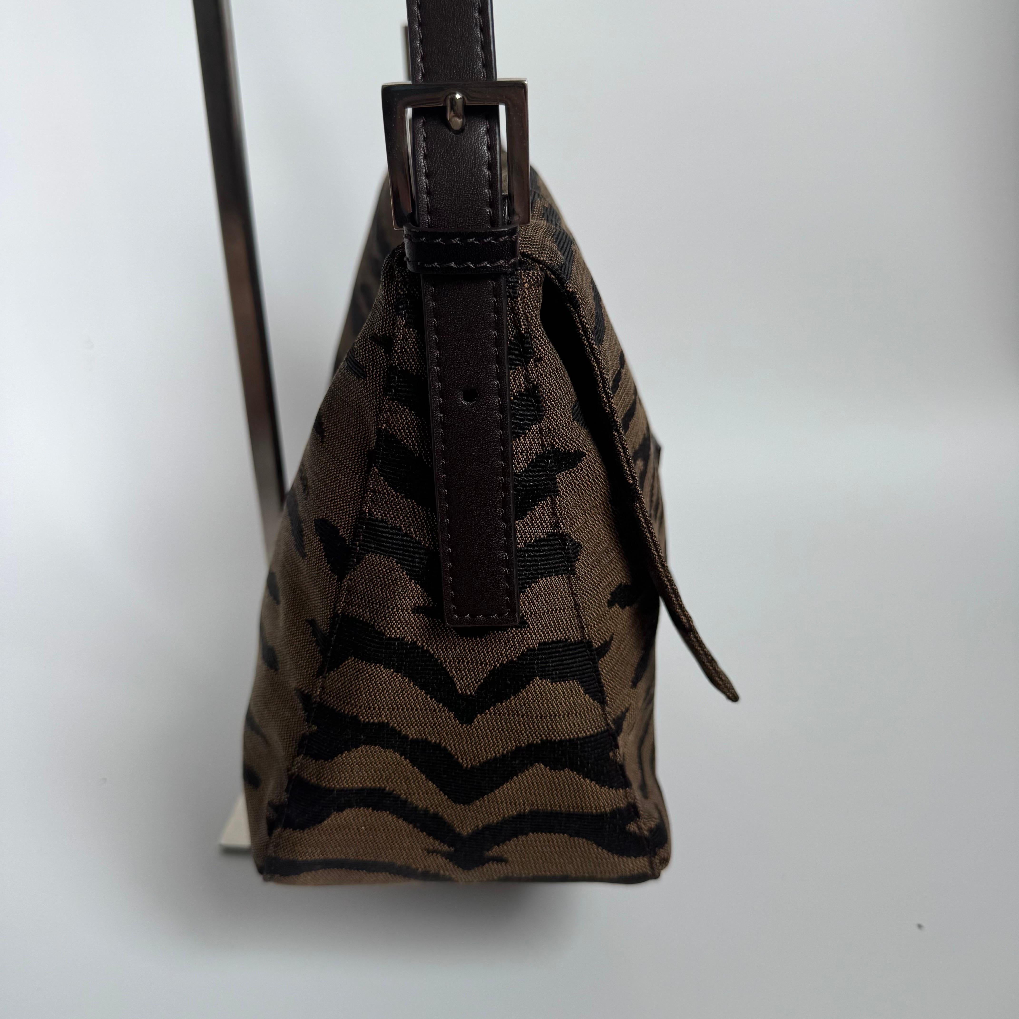 Fendi Mamma Baguette Sac à bandoulière en toile zébrée marron en vente 1