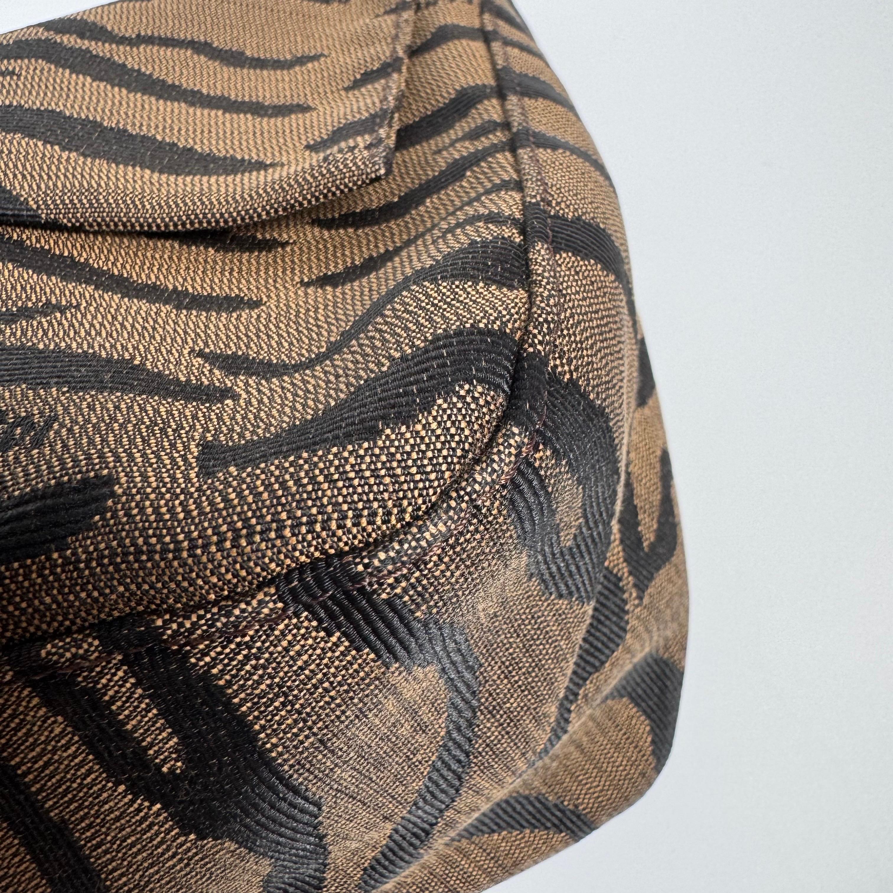 Fendi Mamma Baguette Sac à bandoulière en toile zébrée marron en vente 2