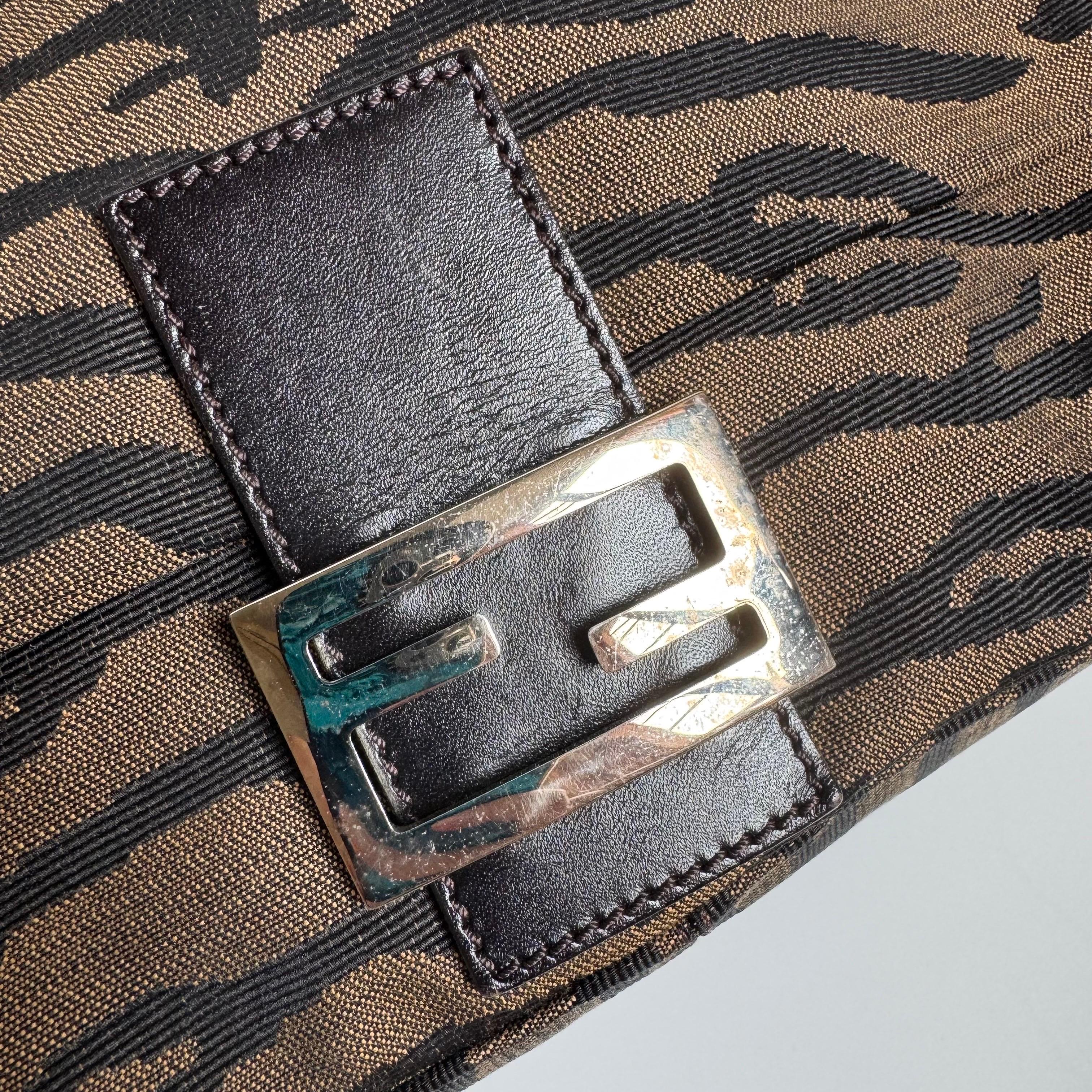 Fendi Mamma Baguette Sac à bandoulière en toile zébrée marron en vente 4