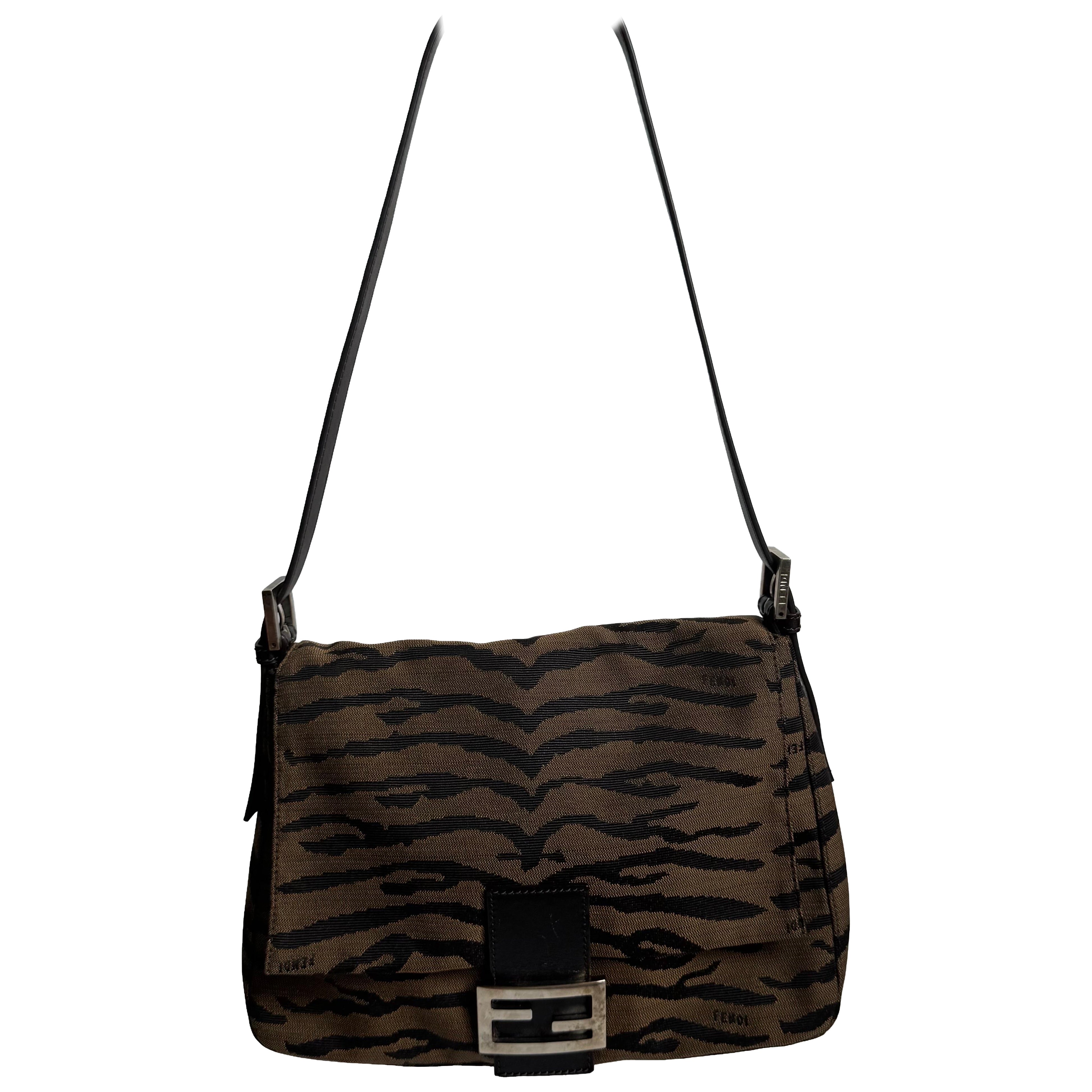 Fendi Mamma Baguette Sac à bandoulière en toile zébrée marron en vente