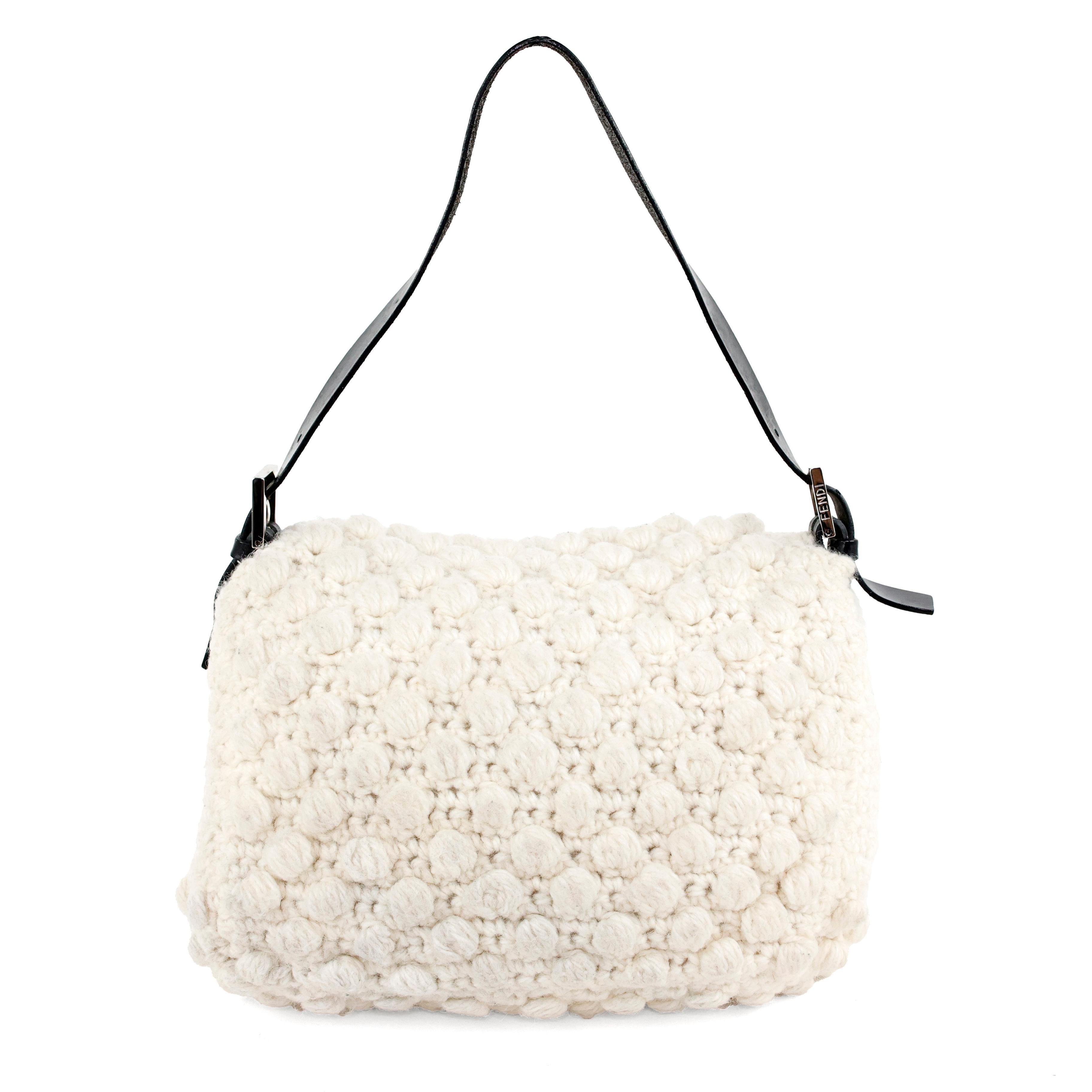 Fendi Mamma Baguette in wool, color off-white.

Condition:
Really good/good.

Packing/accessories:
Dustbag.

Measurements:
29cm x 20cm x 12cm