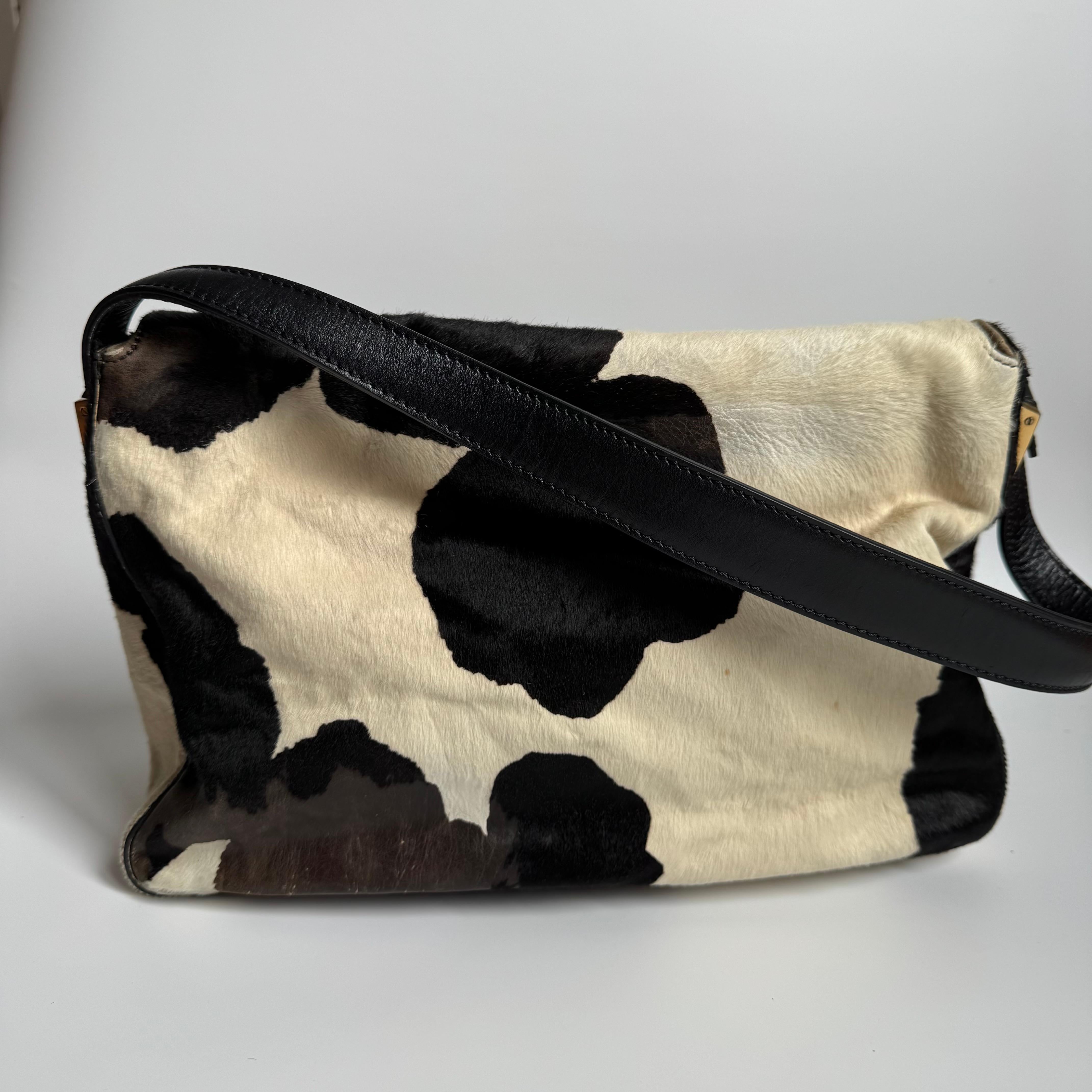 Fendi Mamma Baguette Large Pony hair in Cow Print Black and White In Good Condition For Sale In AUBERVILLIERS, FR