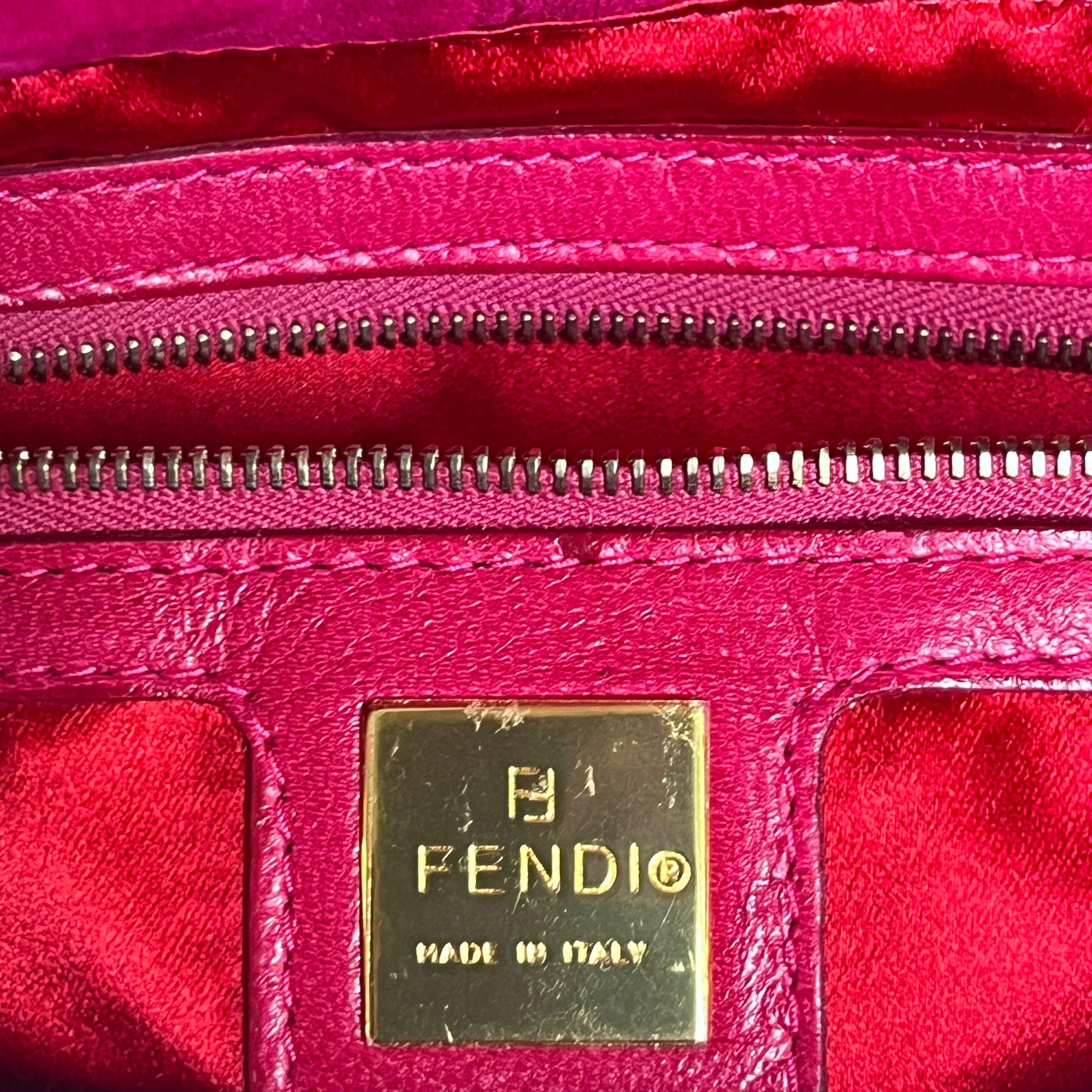 Fendi Mamma Baguette Pink Suede Shoulder Bag in vendita 1