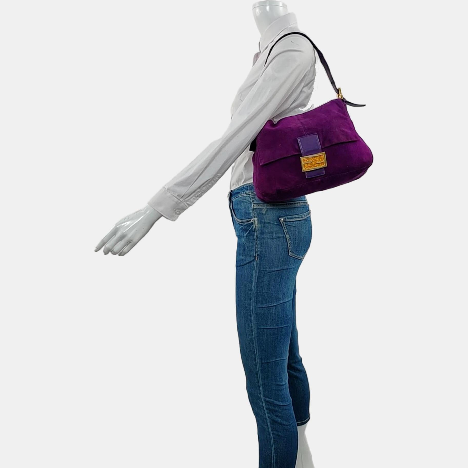 Fendi Mamma Baguette Cuir velours violet
Il s'agit de photos professionnelles du sac offert par Luxbags.
Ce sac exquis Fendi Mamma Baguette est confectionné en cuir suédé, ce qui lui confère une douceur et une légèreté luxueuses. L'ajout d'une