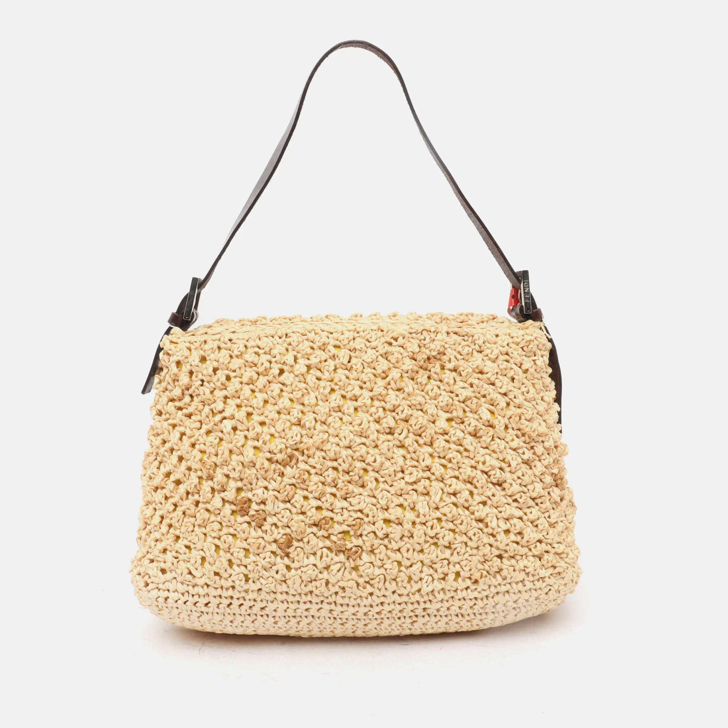 Fendi Mamma Baguette Raffia Crochet Shoulder Bag with Flower In Excellent Condition For Sale In AUBERVILLIERS, FR