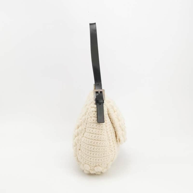 Fendi Mamma Baguette White Crochet Pompom Shoulder Bag In Good Condition In AUBERVILLIERS, FR