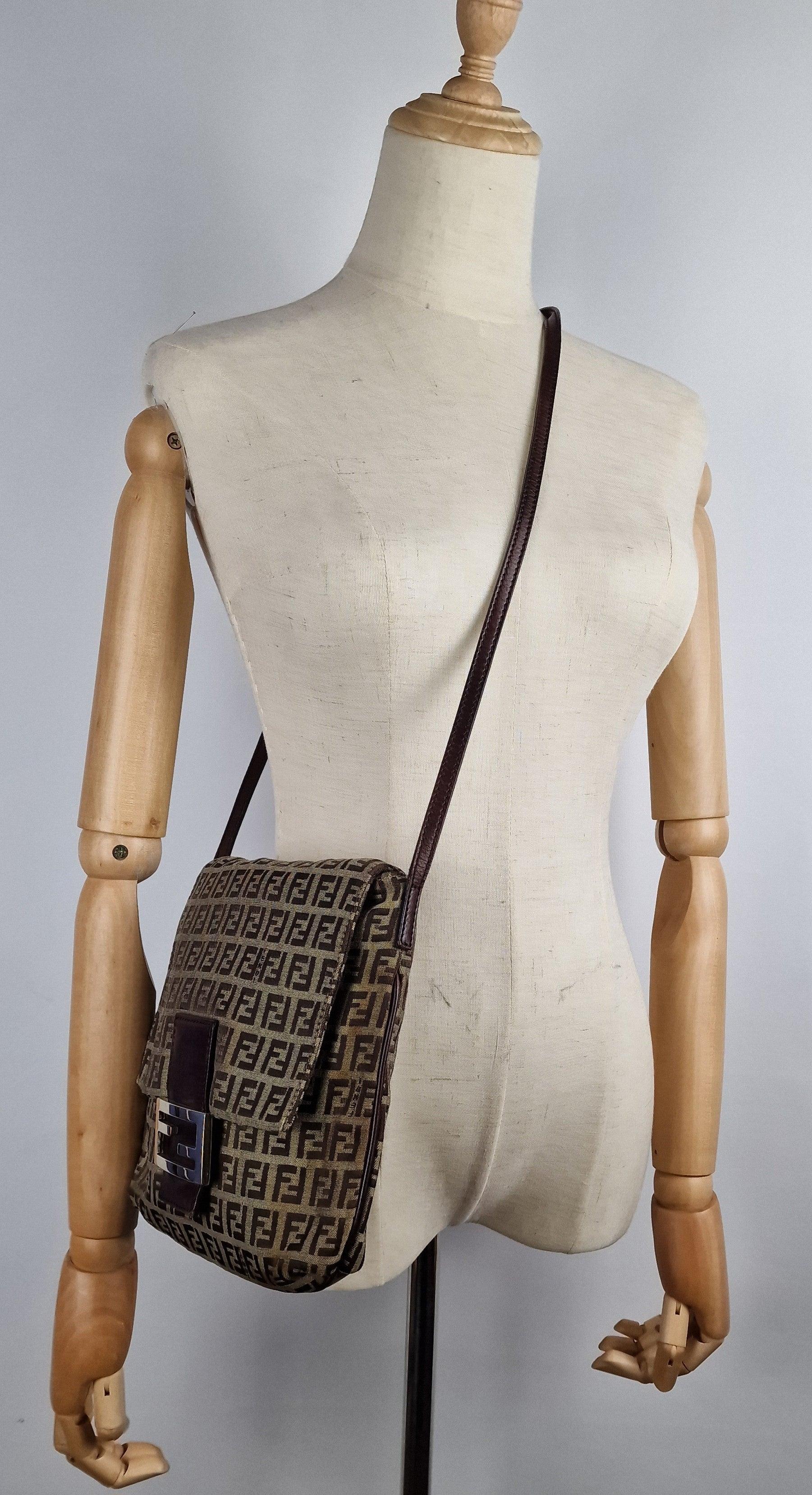 Wunderschöne Fendi Mamma Baguette aus beigem und braunem Zucca FF Canvas mit verstellbarem Lederriemen. Klappe mit Druckknopf und geräumiger Innenraum mit Reißverschlussfach. Dieses Modell wurde in den 1990er Jahren unter der Leitung von Silvia