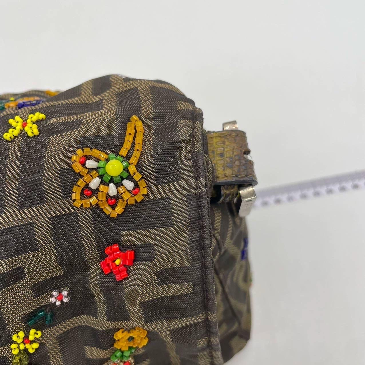 Fendi Mamma Baguette Zucca Monogramme Broderie florale en perles en vente 5