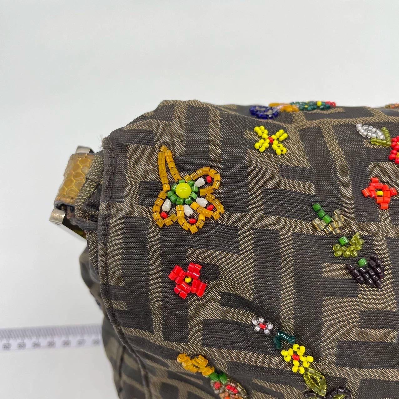 Fendi Mamma Baguette Zucca Monogramme Broderie florale en perles en vente 6