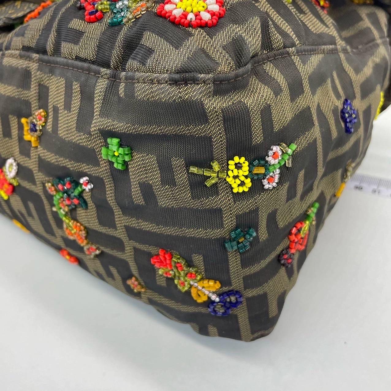 Fendi Mamma Baguette Zucca Monogramme Broderie florale en perles en vente 7