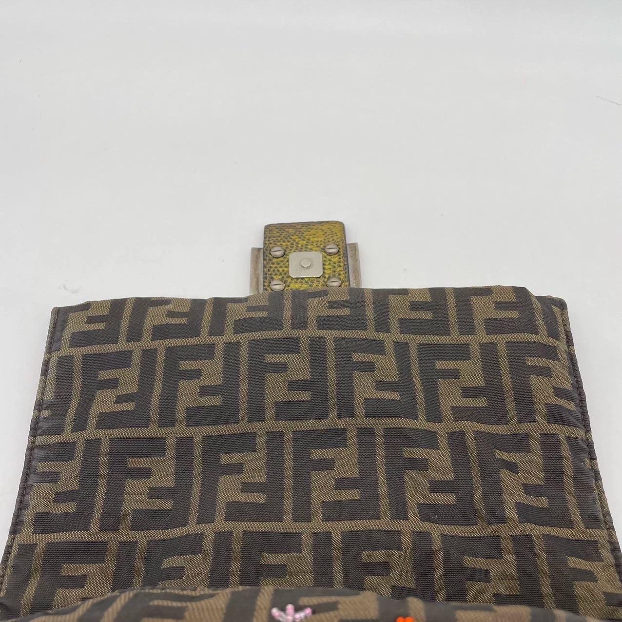 Fendi Mamma Baguette Zucca Monogramme Broderie florale en perles en vente 10