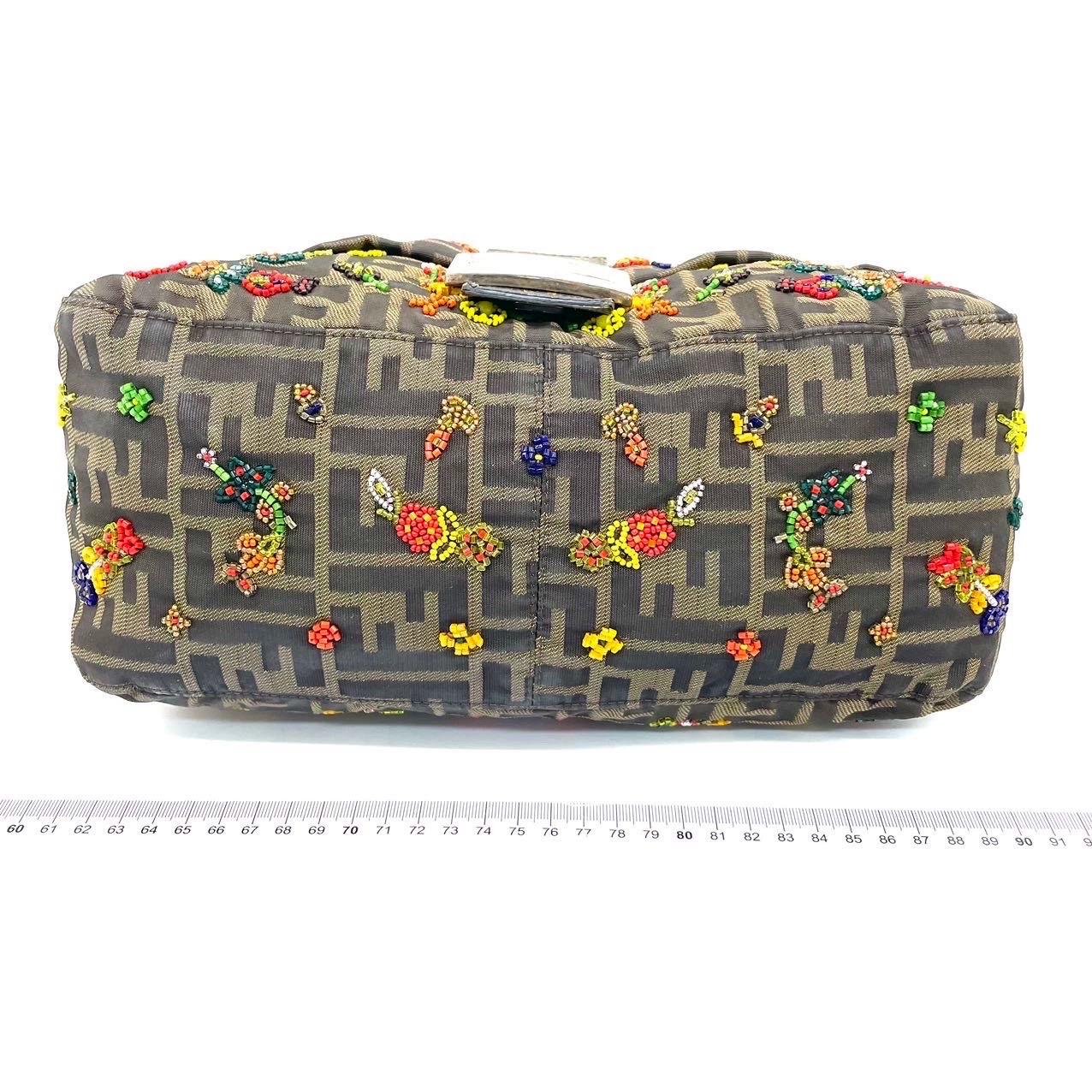 Condit : EXCELLENT

Très bon état vintage avec de légères traces d'utilisation, notamment au niveau de la sangle. Le matériel présente des rayures. Légères taches à l'extérieur et à l'intérieur. 

DÉTAILS

Modèle : Fendi Baguette

Taille :