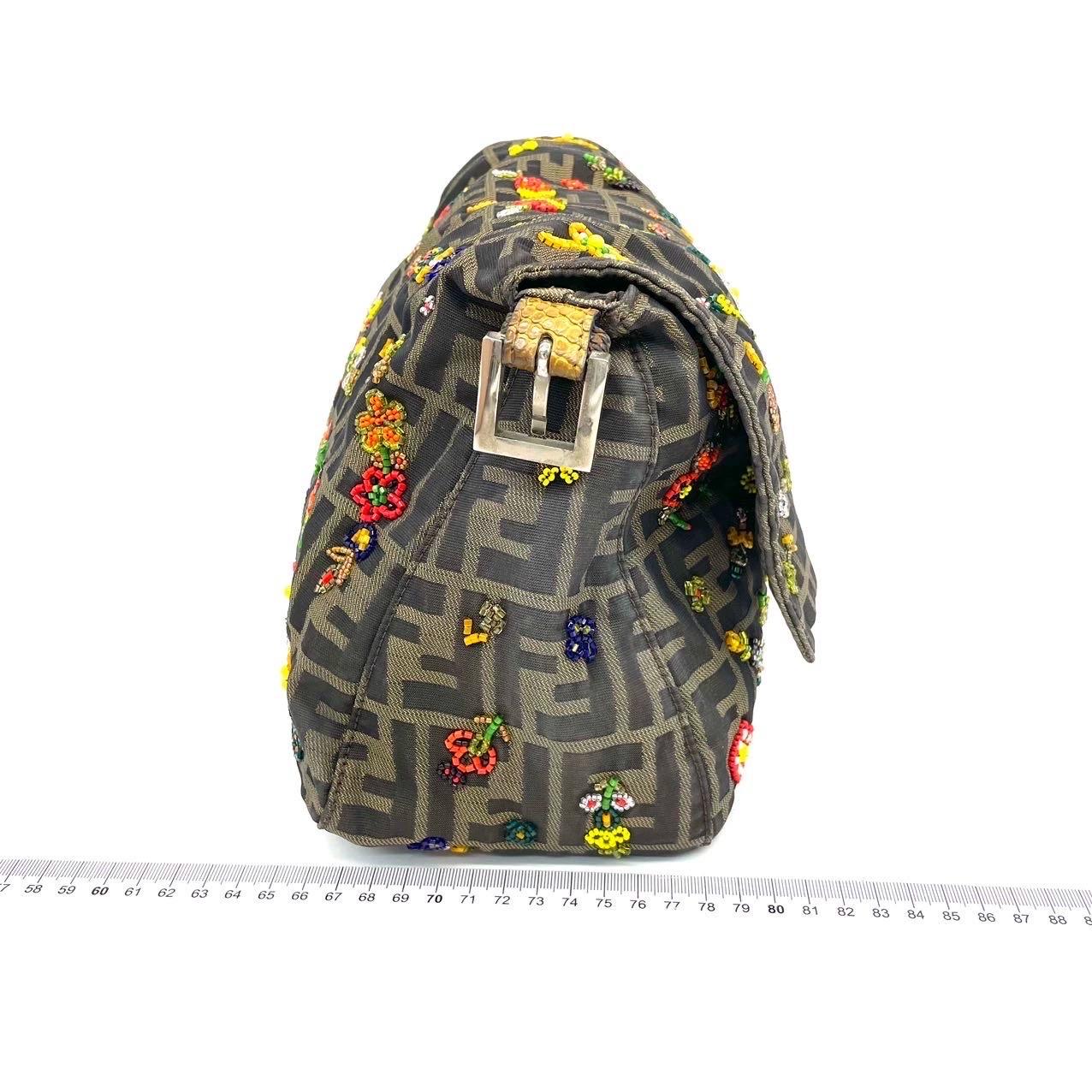 Gris Fendi Mamma Baguette Zucca Monogramme Broderie florale en perles en vente