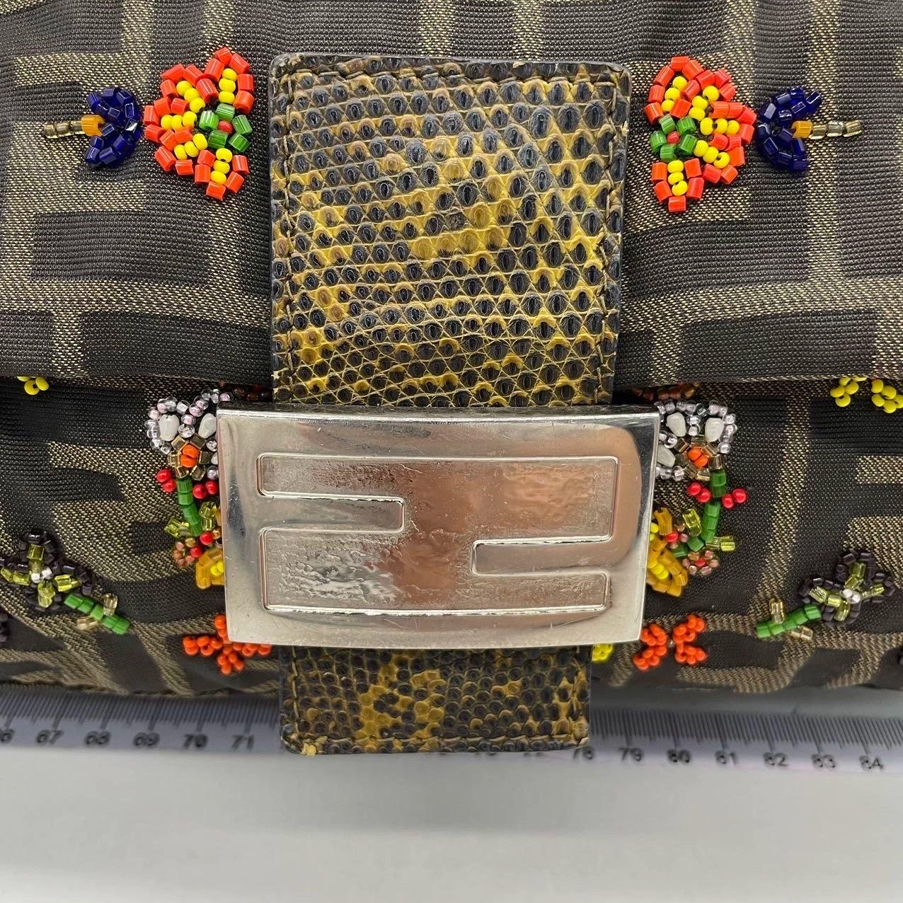 Fendi Mamma Baguette Zucca Monogramme Broderie florale en perles en vente 2