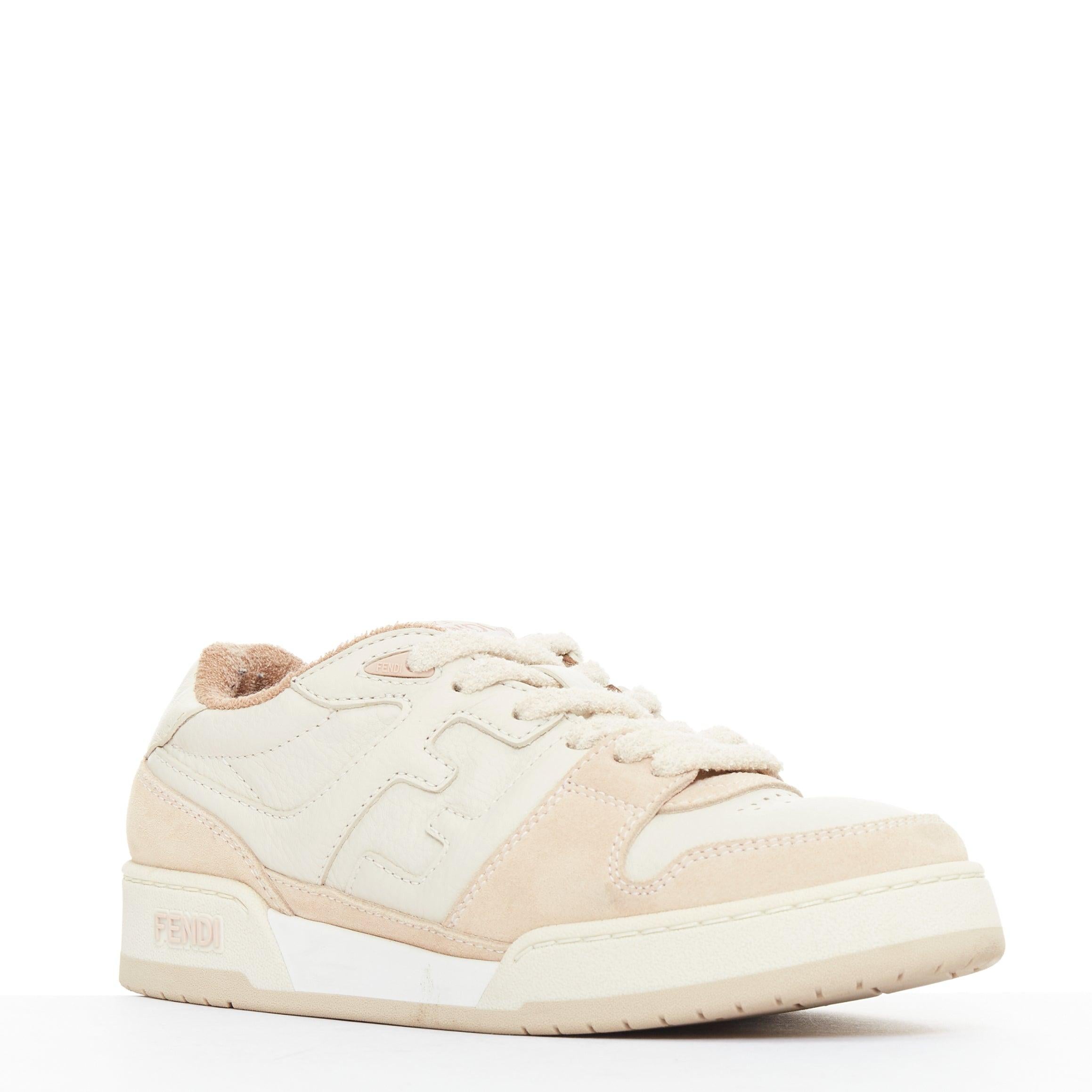 FENDI Match Low beige rosa cuero logo FF zapatillas planas gruesas EU35
Referencia: ZETO/A00013
Marca: Fendi
Model No: Match Bajo
Material: Piel, ante
Color: Beige, Rosa
Patrón: Sólido
Cierre: Cordón
Forro: Tejido marrón
Detalles adicionales: