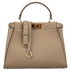Borsa media Fendi Peekaboo in pelle color taupe con finiture dorate