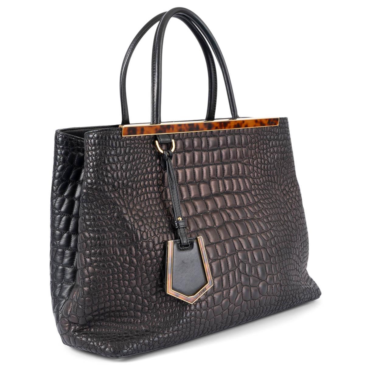 Sac cabas Medium 2Jours 100% authentique en cuir Nappa matelassé croco lisse métallisé marron foncé et noir. Le design se caractérise par une quincaillerie de couleur or et une monture supérieure en tortue de couleur brun cognac. S'ouvre à l'aide