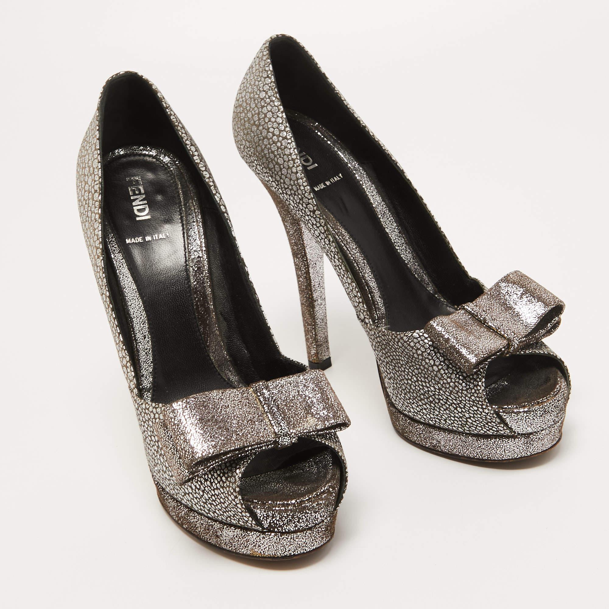 Fendi Brocado Metálico Tela Lazo Deco Peep Toe Plataforma Bombas Tamaño 39 en Bueno Estado en Dubai, Al Qouz 2