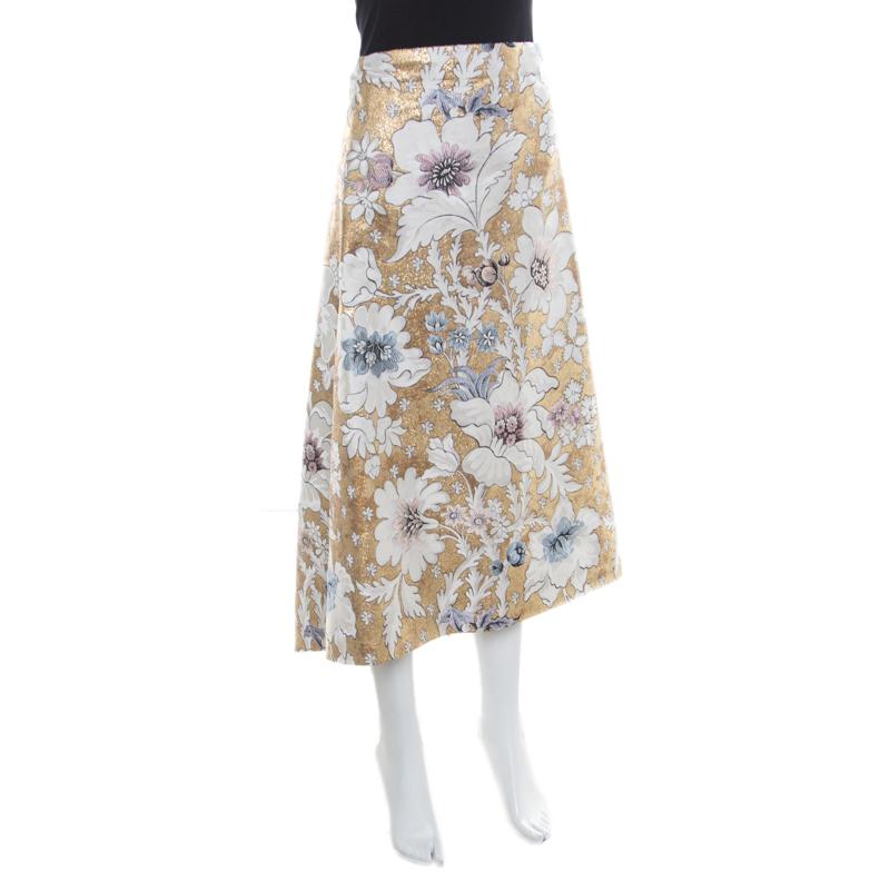 From the Spring-Summer 2016 collection, this Fendi skirt is designed in a fabulous silhouette into an apron style. The skirt exudes a feminine appeal and will do complete justification to your ladylike looks. We love the metallic finish of the piece