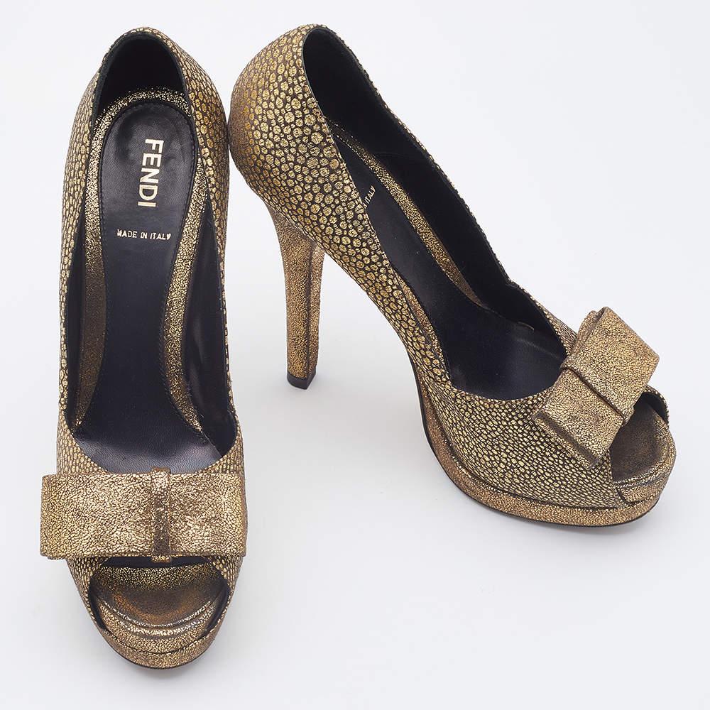 Fendi Metallic Gold Brocade Fabric Deco Peep Toe Bow Platform Pumps Size 37.5 In Good Condition For Sale In Dubai, Al Qouz 2