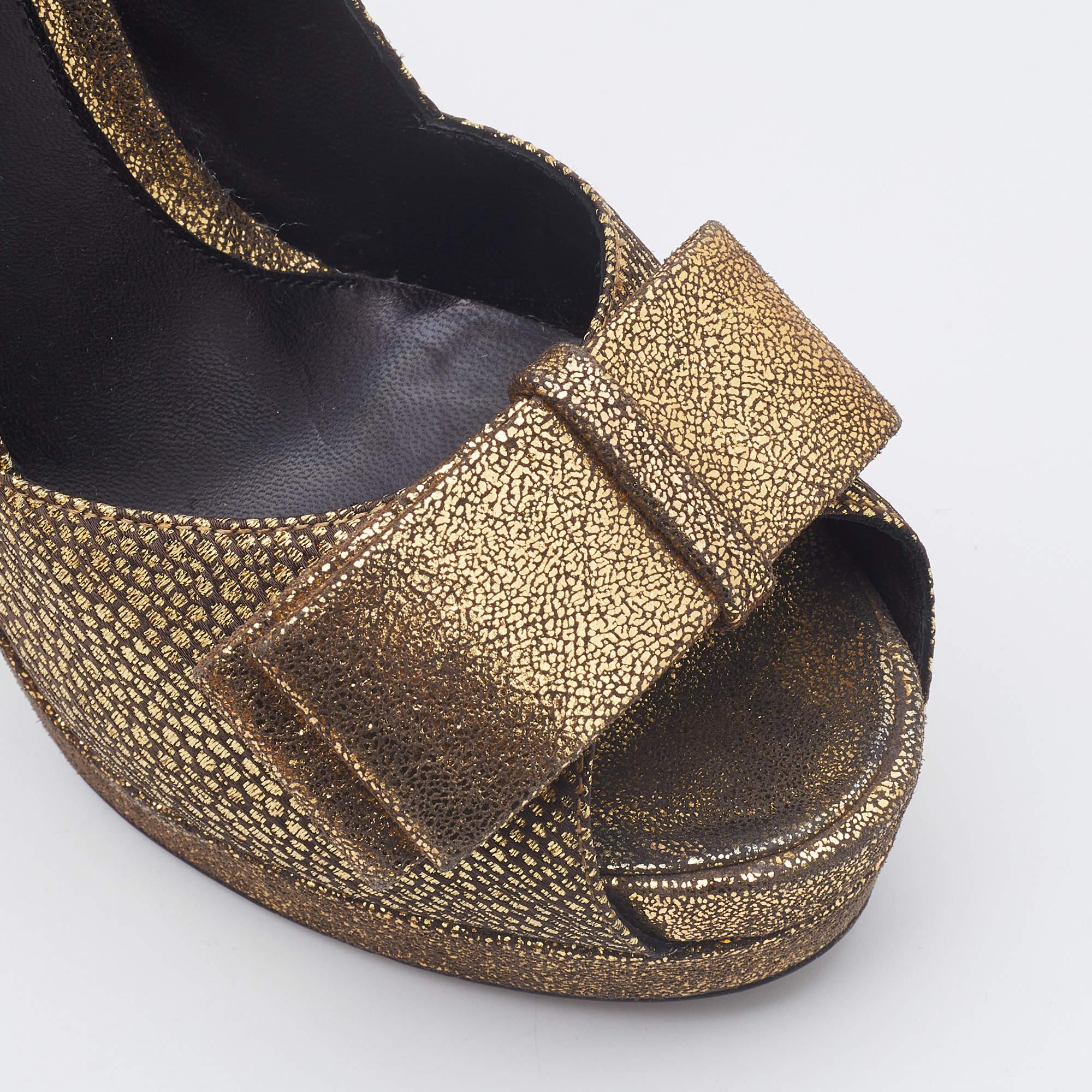 Fendi Metallic Gold Brocade Fabric Deco Peep Toe Bow Platform Pumps Size 37.5 For Sale 2