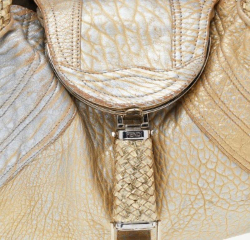 Fendi Hobo espía en piel dorada metalizada con textura holográfica 5