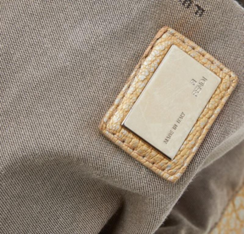 De las mujeres Fendi Hobo espía en piel dorada metalizada con textura holográfica