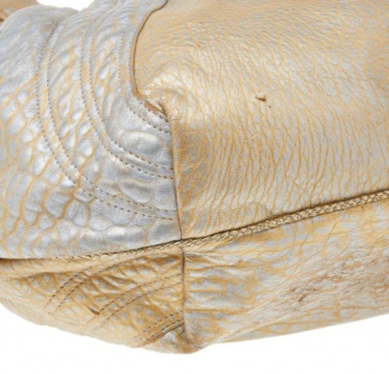 Fendi Hobo espía en piel dorada metalizada con textura holográfica 3
