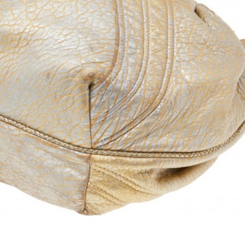 Fendi Hobo espía en piel dorada metalizada con textura holográfica 4