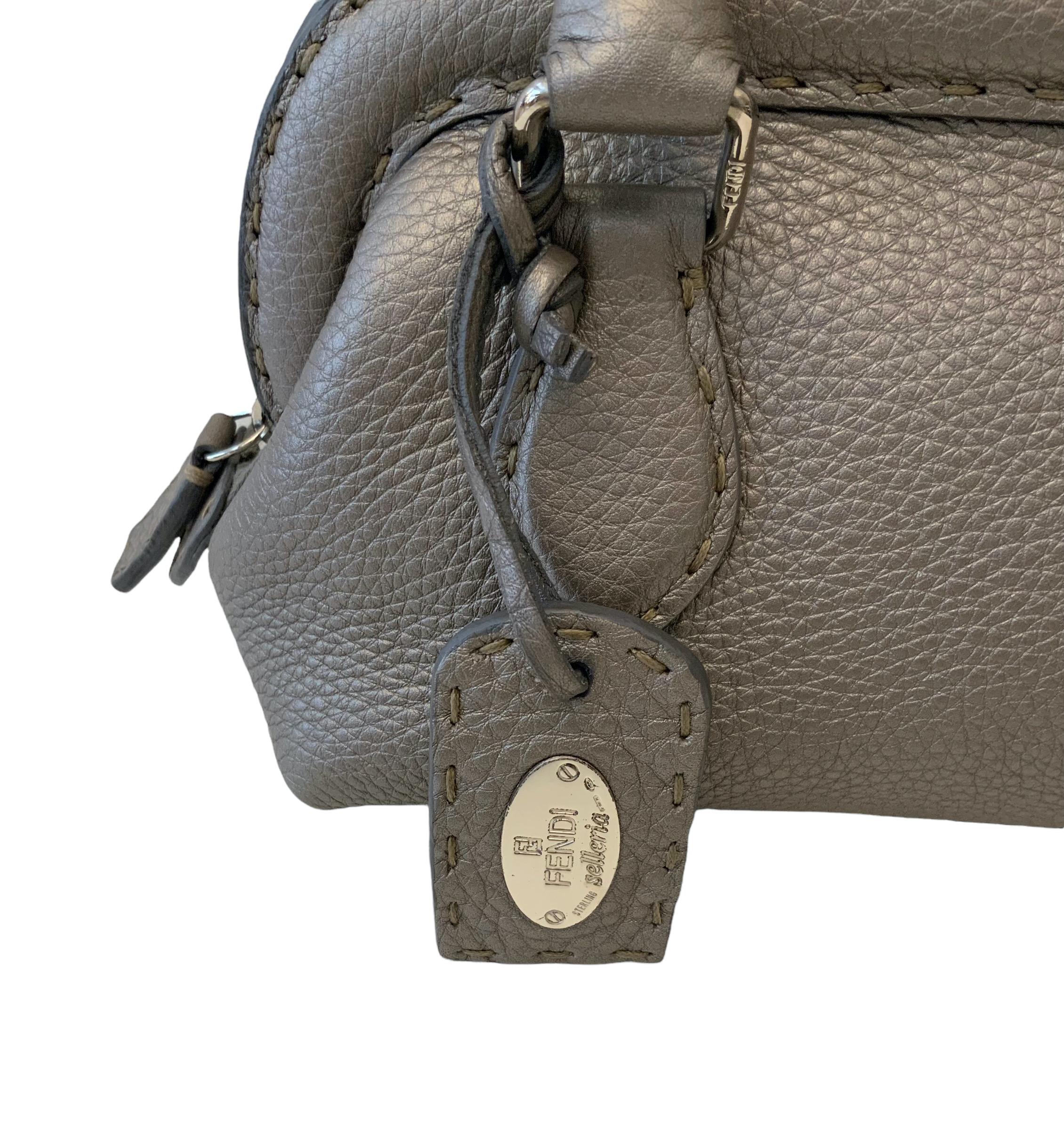 Mini sac Adele Romano Selleria en cuir de veau gris métallisé Fendi Excellent état à Geneva, CH