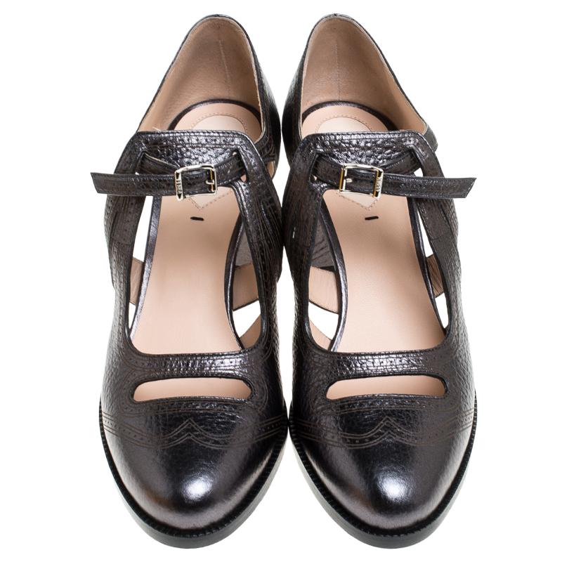 Soyez éblouissante dans cette paire d'escarpins au design époustouflant. Elles sont fabriquées en cuir gris métallisé, avec des talons bas et des bouts ronds. Ajoutez une touche de style subtil à votre ensemble avec cette création Fendi. Les
