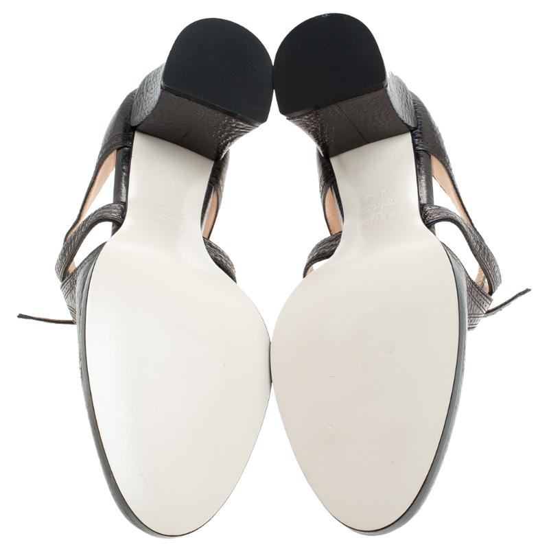 Fendi - Escarpins gris métallisés avec bride à la cheville en forme de chamelle, taille 38,5 Neuf à Dubai, Al Qouz 2