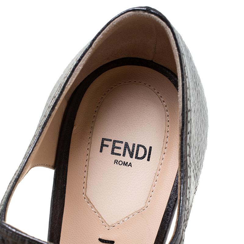 Fendi - Escarpins gris métallisés avec bride à la cheville en forme de chamelle, taille 38,5 1