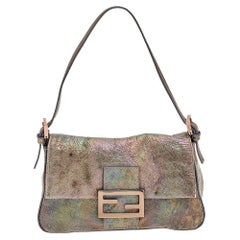 Fendi Mama Umhängetasche aus Metallic-grauem Leder Mama