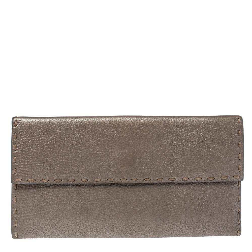 This luxe wallet from the house of Fendi is meticulously crafted from leather and designed with their signature Selleria stitch detailing. The metallic grey wallet is equipped with multiple slots and compartments to carry your necessities. This
